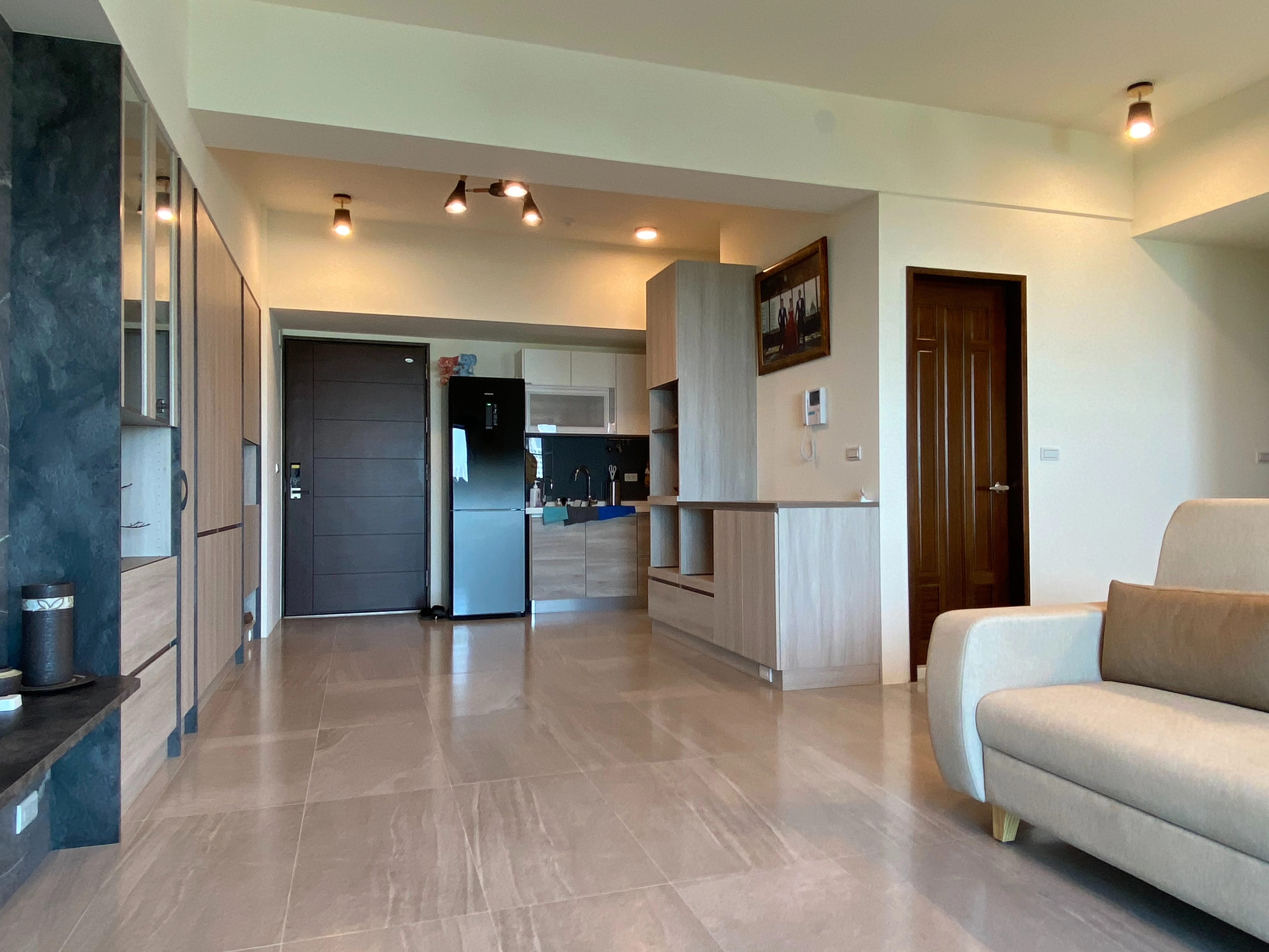 木作靠窗與靠牆椅，鐵件鋁框內崁長虹玻璃屏風，界定座位區並增添隱密性。