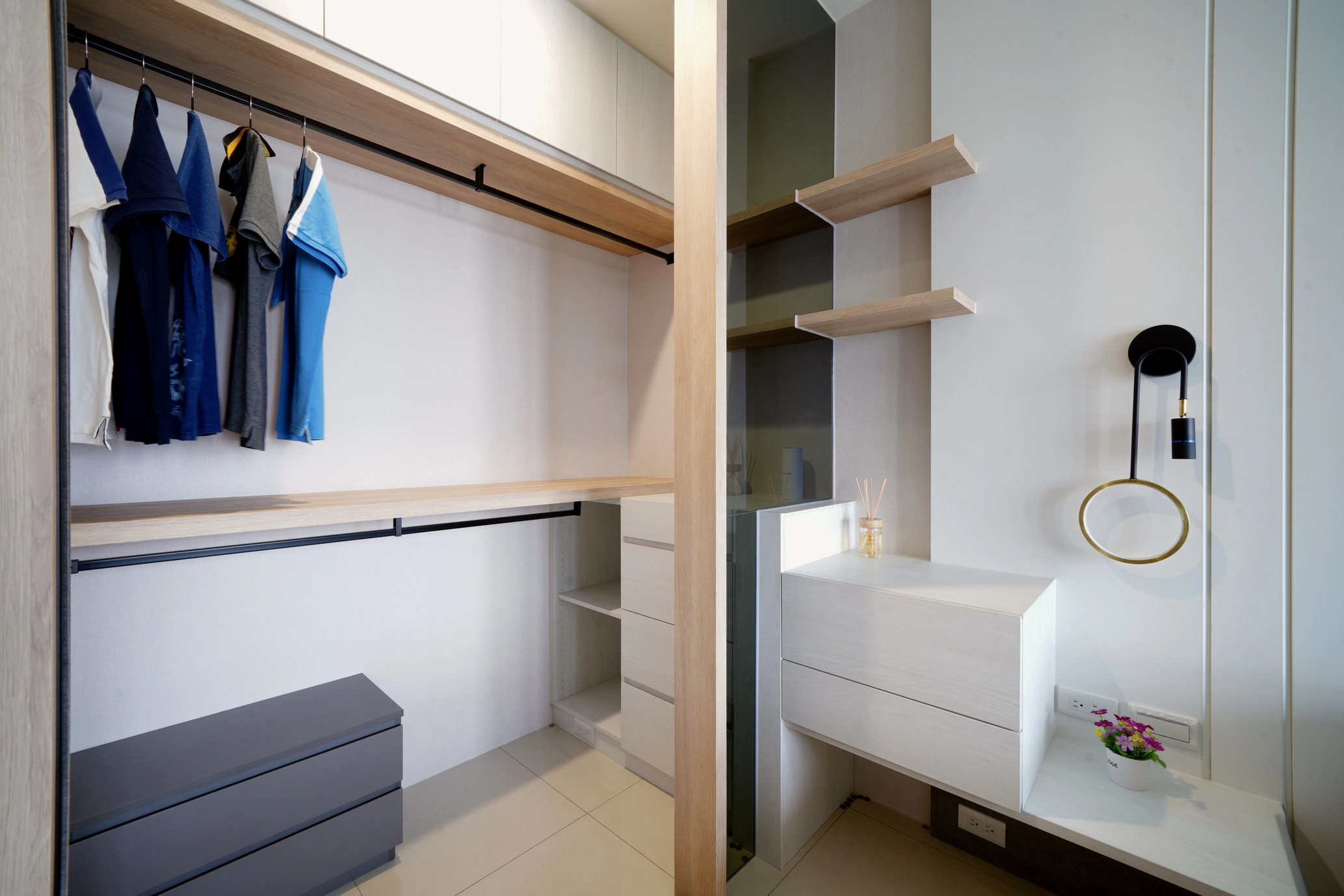 更衣室雙層吊掛設計，極大化收納。台南系統櫃設計完美平衡美學與實用性。