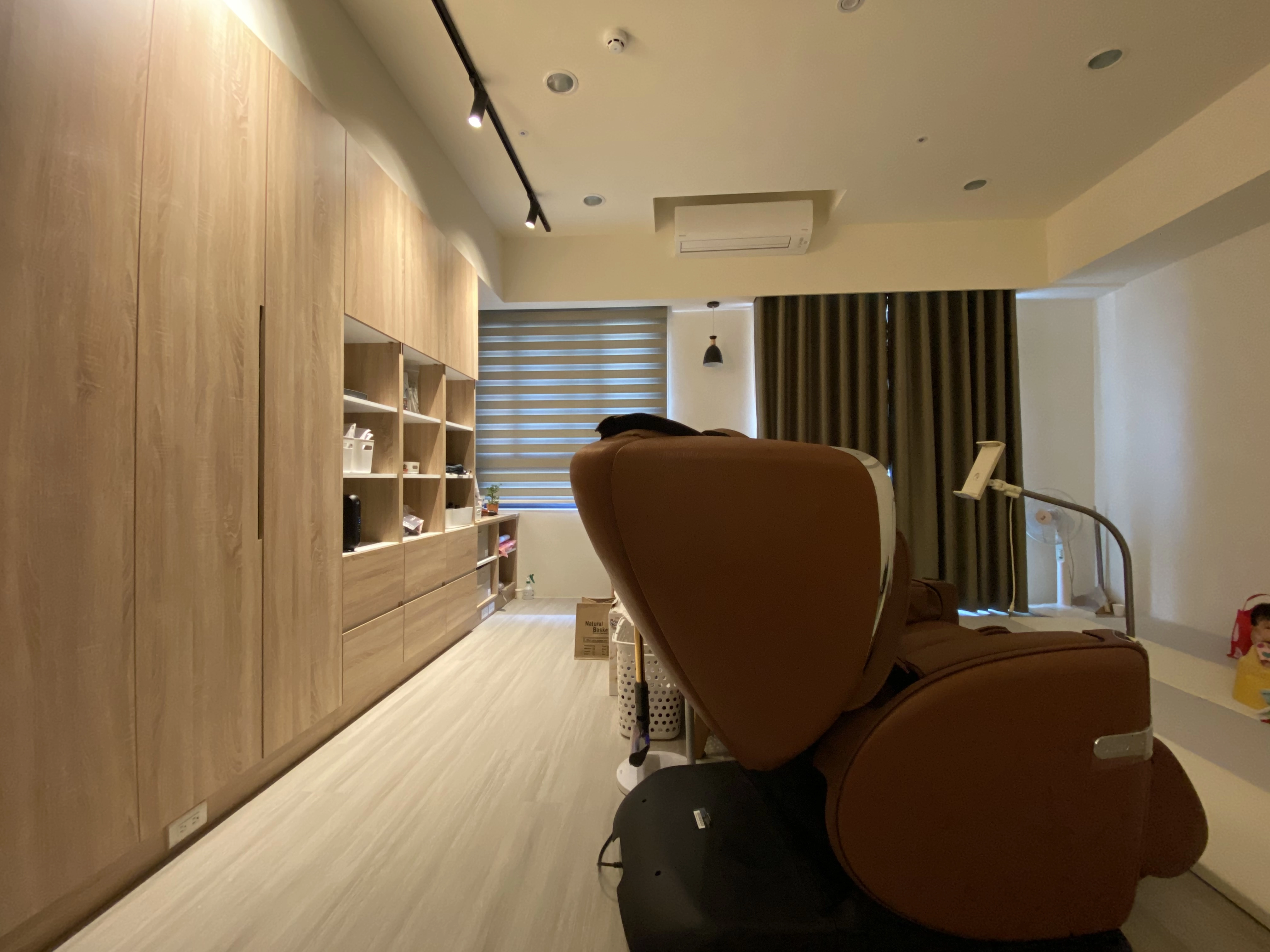 大容量備品收納牆：完美收納育嬰雜物，維持北歐俐落感。