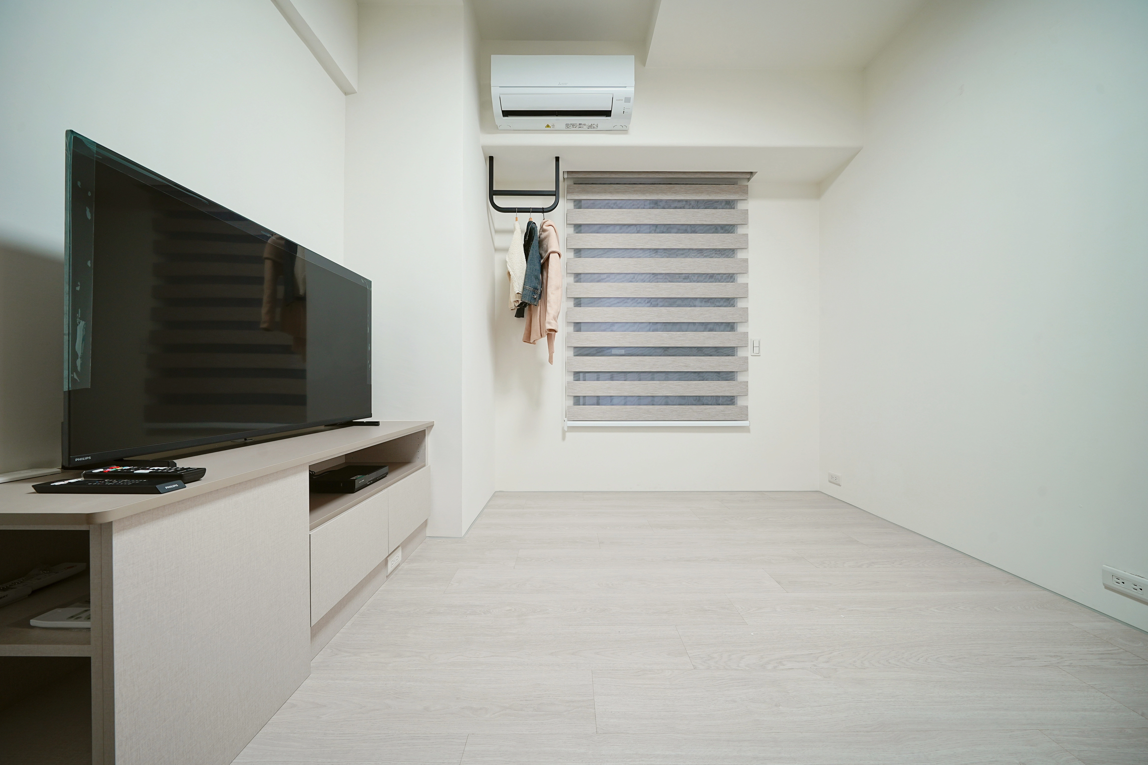 極簡木質調系統電視櫃： 整合視聽與備品收納，營造溫潤舒眠氛圍。