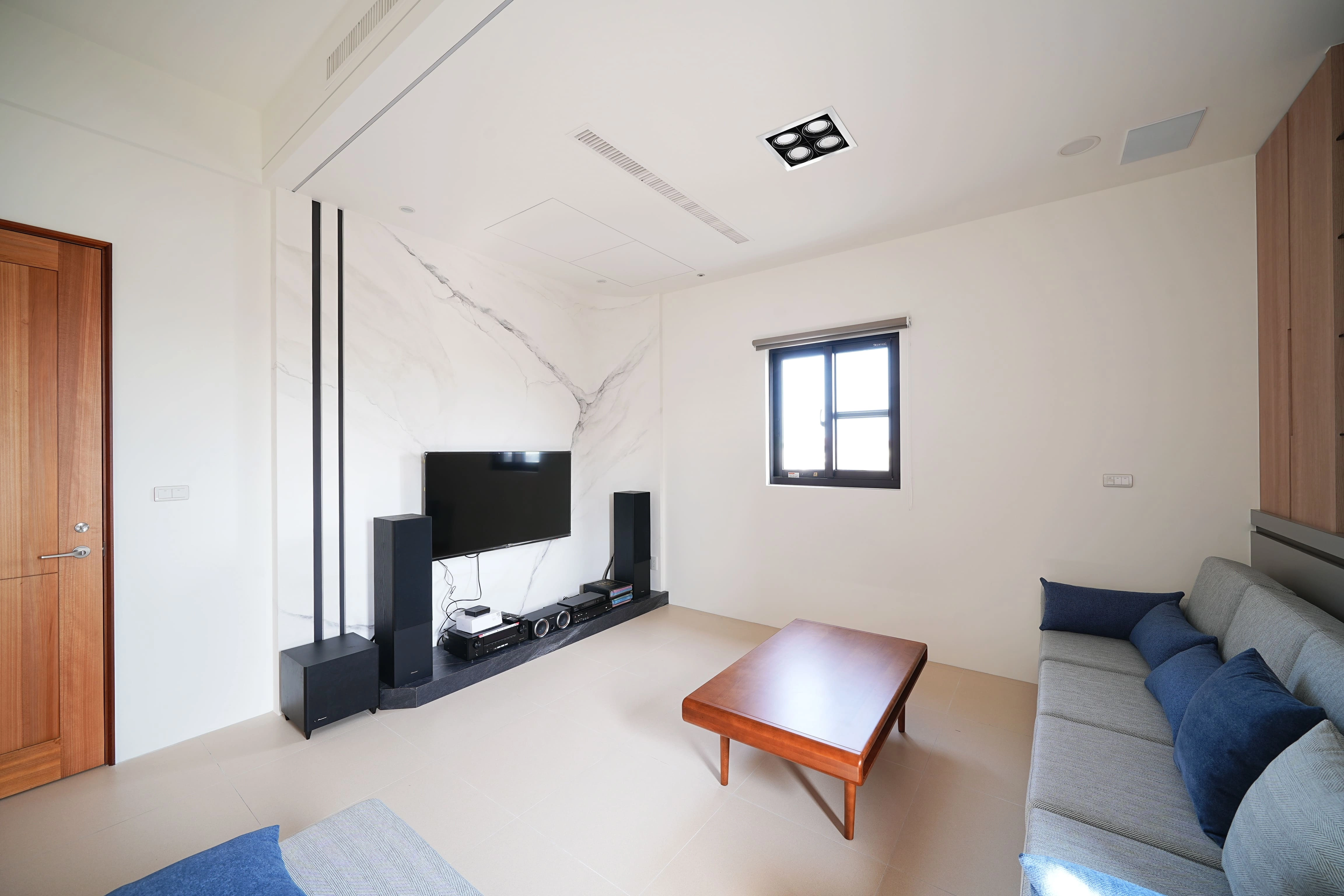 影視廳配置專業吸音包覆與舒適沙發，結合智慧燈控打造頂級影院。