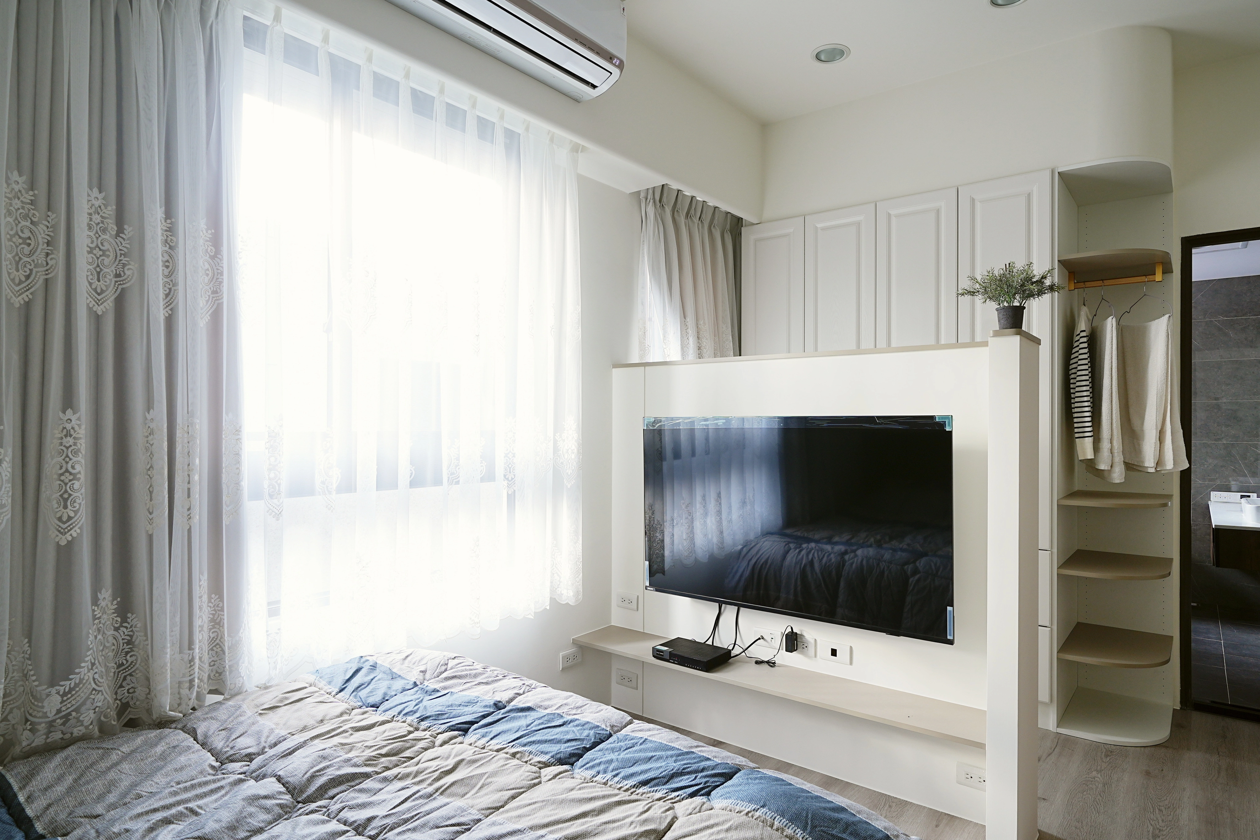 主臥木作 L 型電視牆： 完美整合視聽機能，延伸私領域美學。