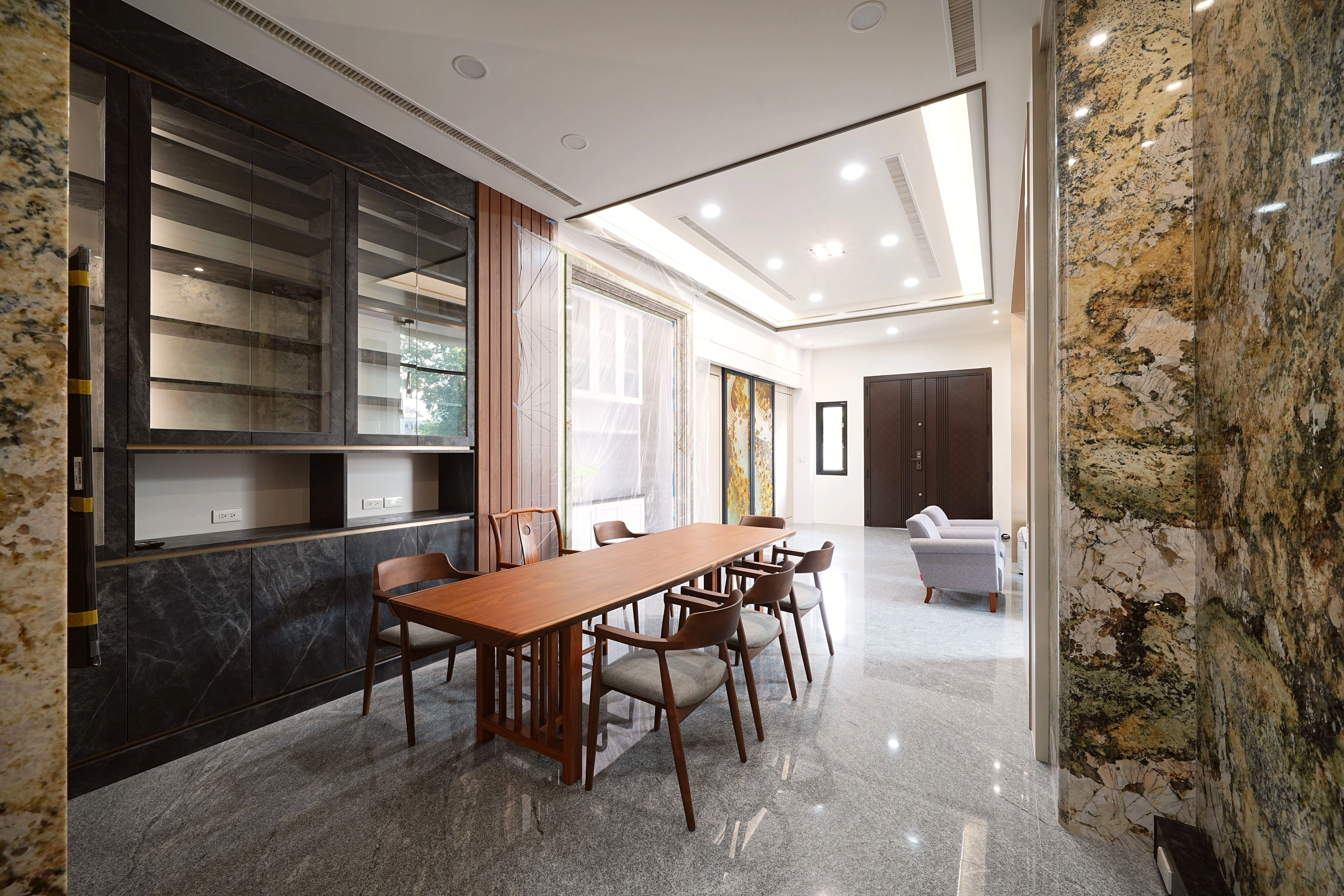 透過系統櫃客製規劃展現藝廊質感，為屋主營造尊榮的入戶氛圍。