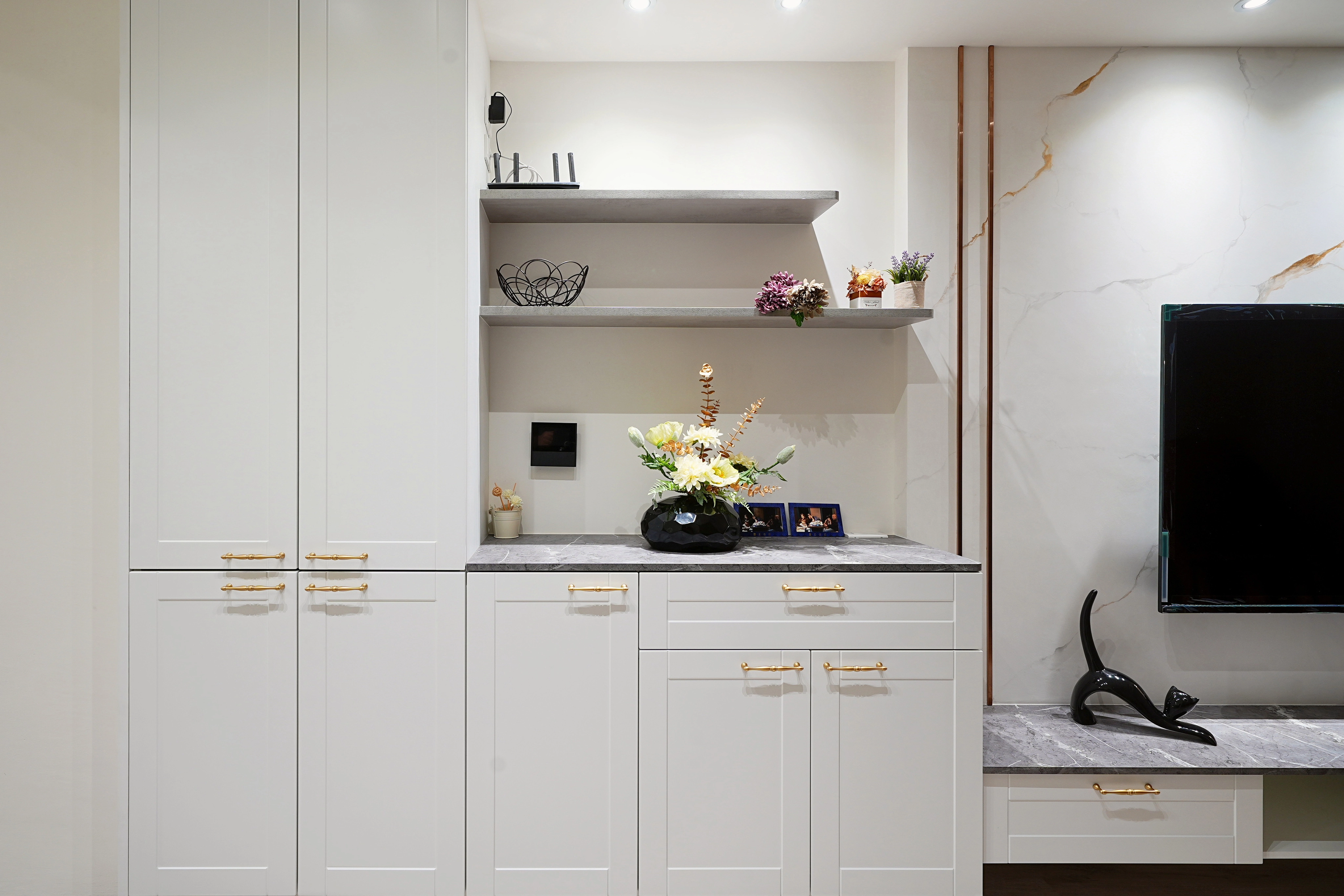 大理石紋檯面收納櫃： 兼具備餐與展示機能，提升居家生活質感。