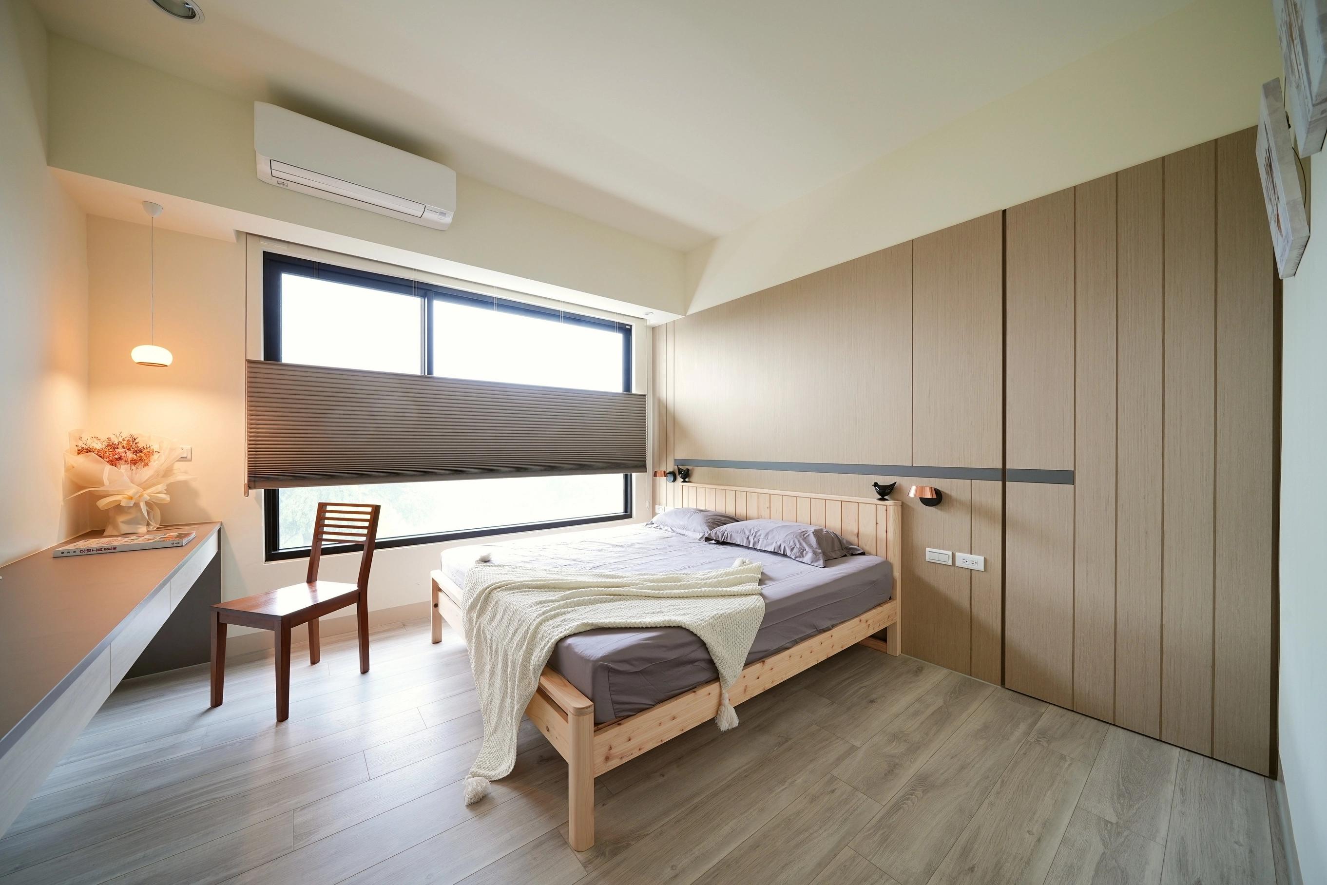 主臥木作隔間整合隱藏式門片。全屋噴塗無膜漆，最大程度保留木材自然質感。