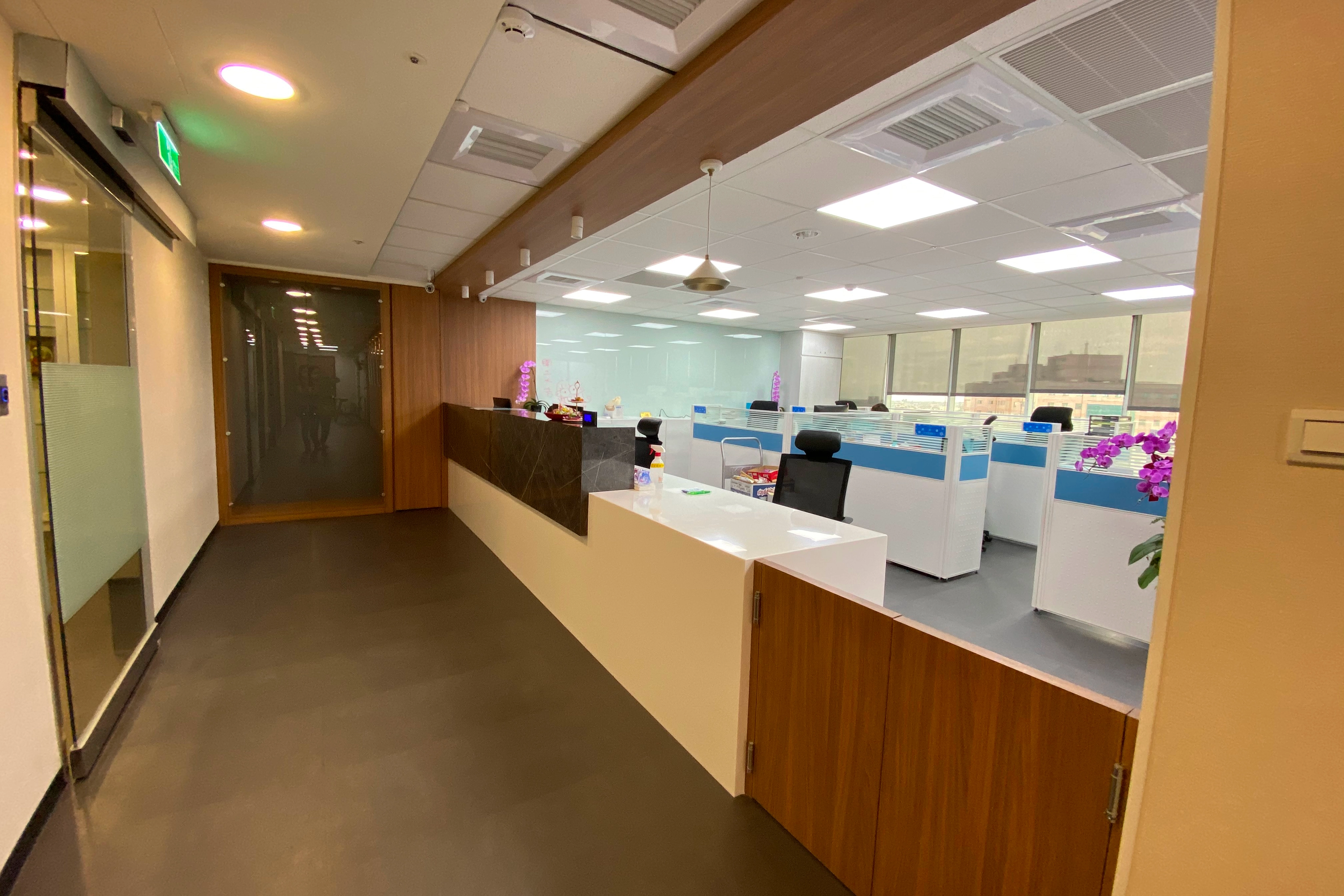 商辦美學與實用兼具： 大理石櫃檯增添沉穩氣息，提升企業形象與員工福祉。