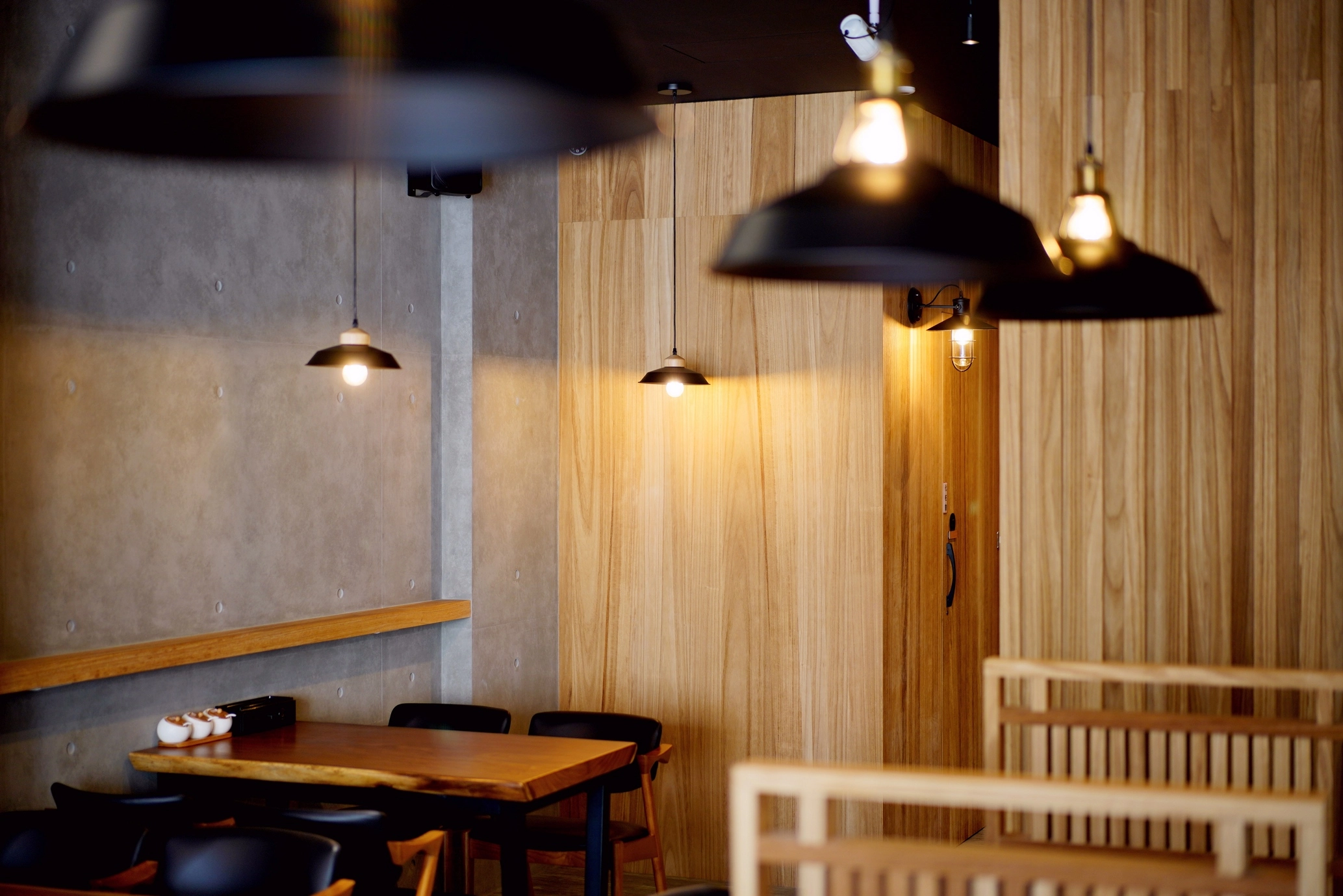 複合式餐飲空間裝修: 專業系統櫃規劃,賦予場域強大機能。