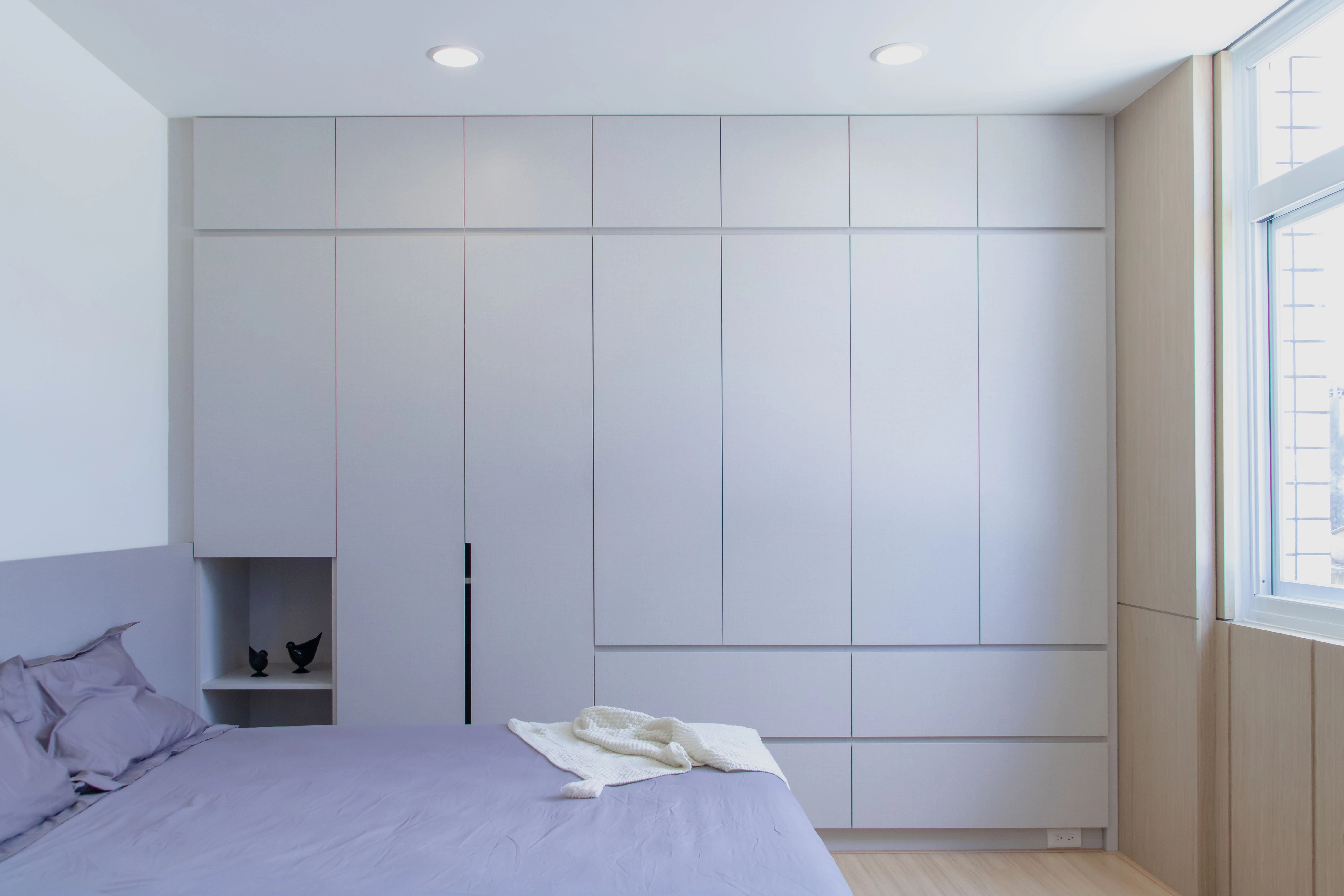 高品質系統家具： 門片開合手感精緻，細節巧思旨在創造寬敞舒適的生活。