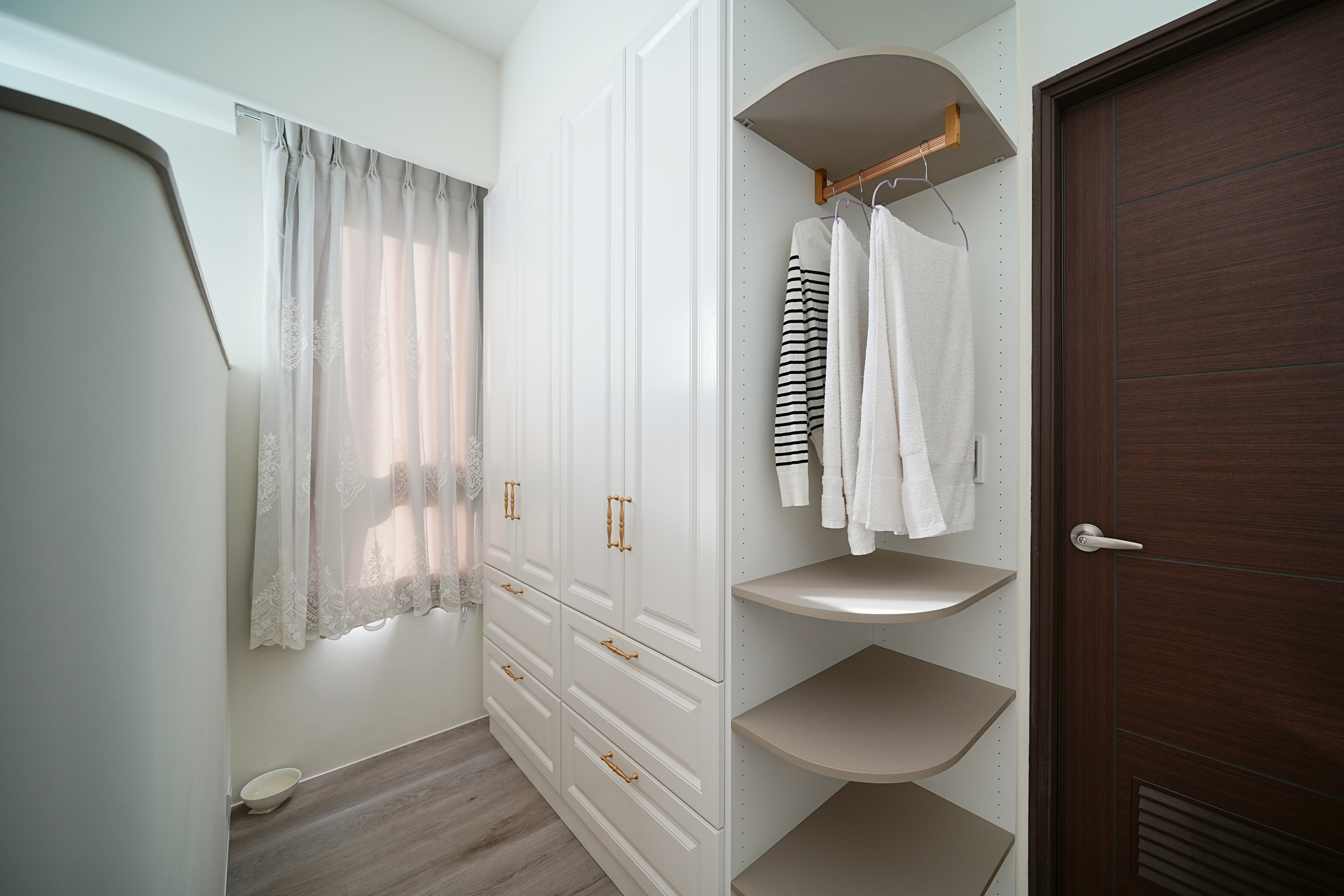 圓弧造型開放展示櫃： 柔和視覺線條，增添主臥室設計細節。