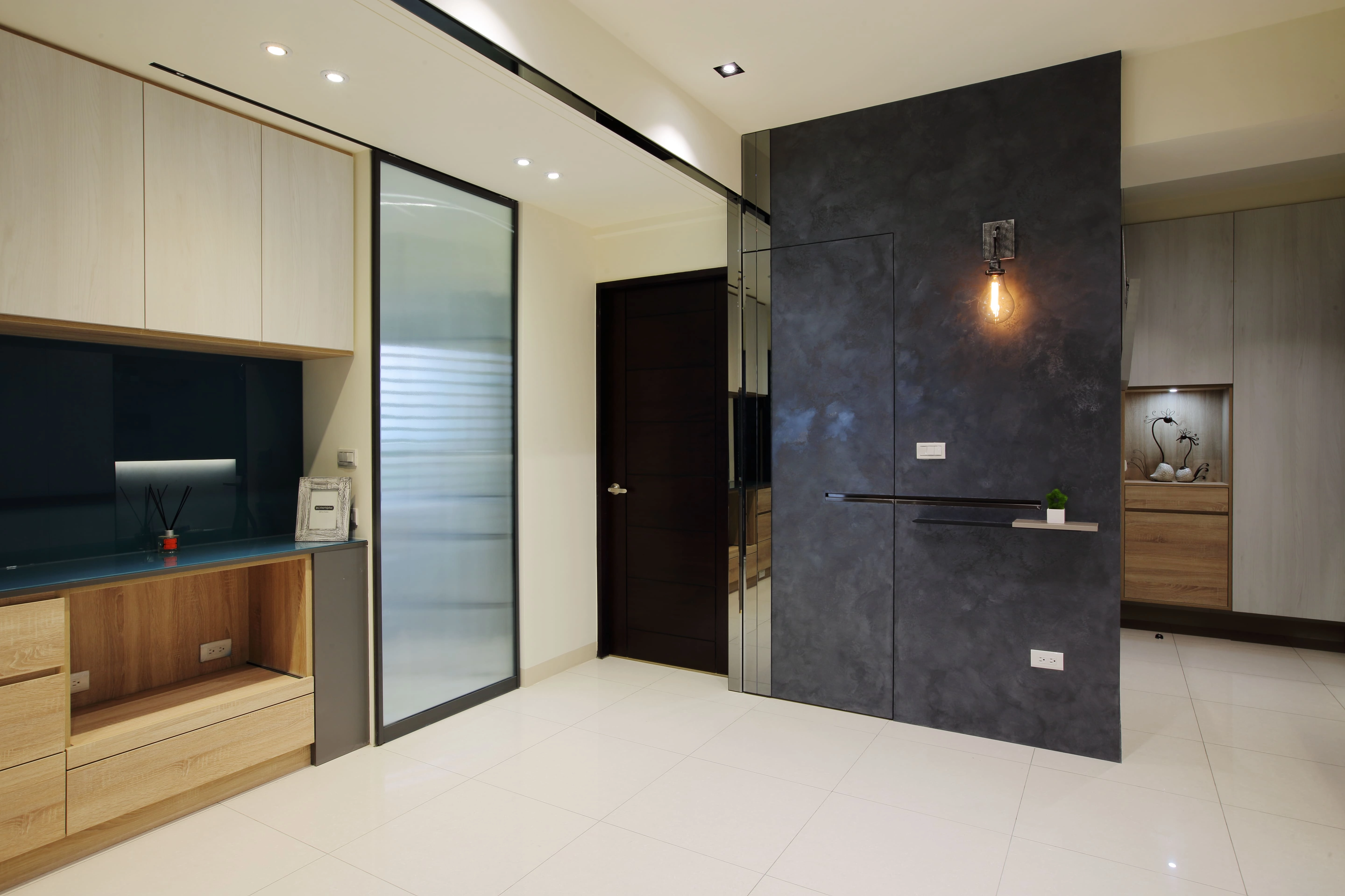 造型黑鐵層板與系統板： 輕盈鐵件點綴展示空間，型塑工業洗鍊感。