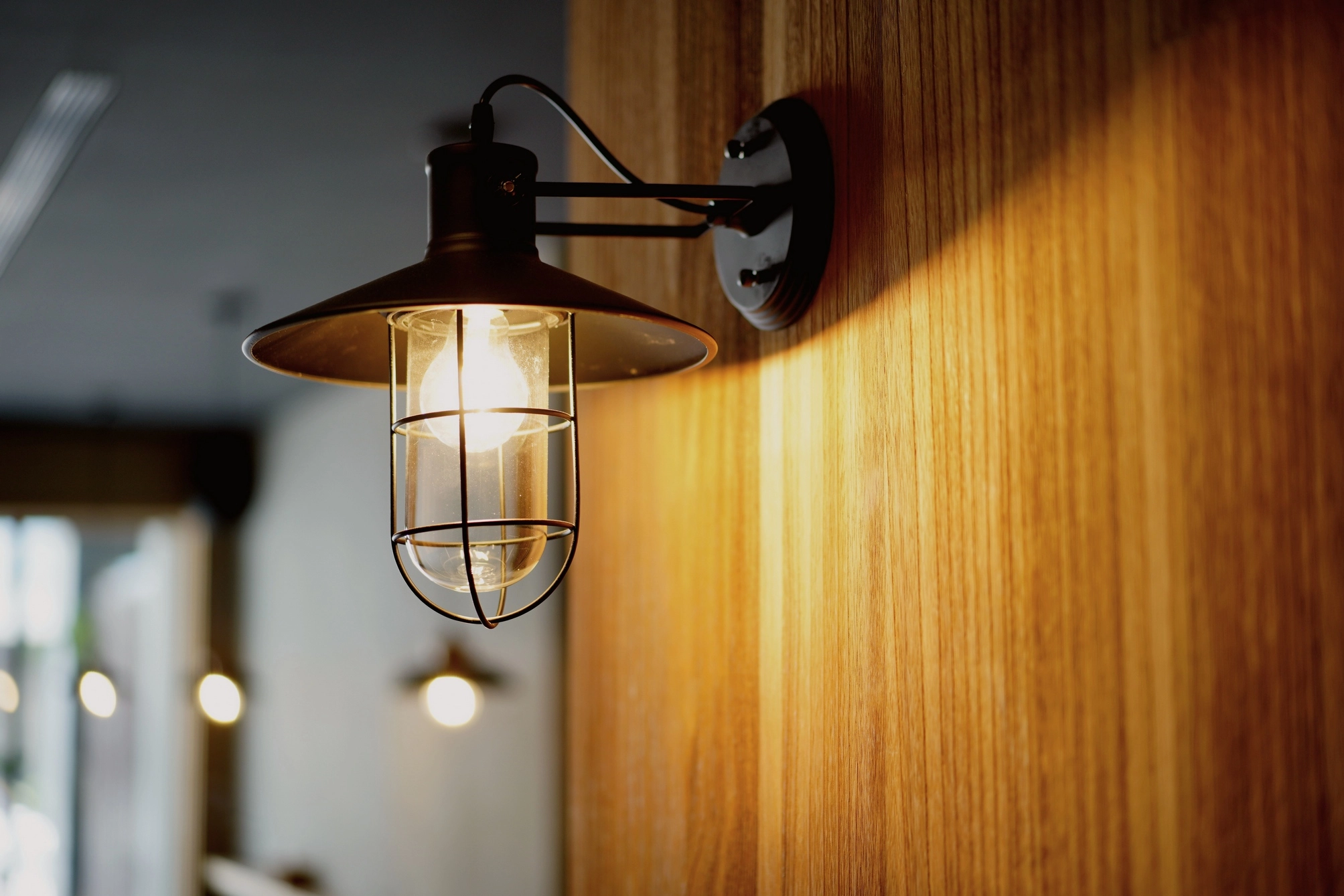 造型鐵件燈具點綴: 金屬元素增加空間重心,營造沉穩氛圍。