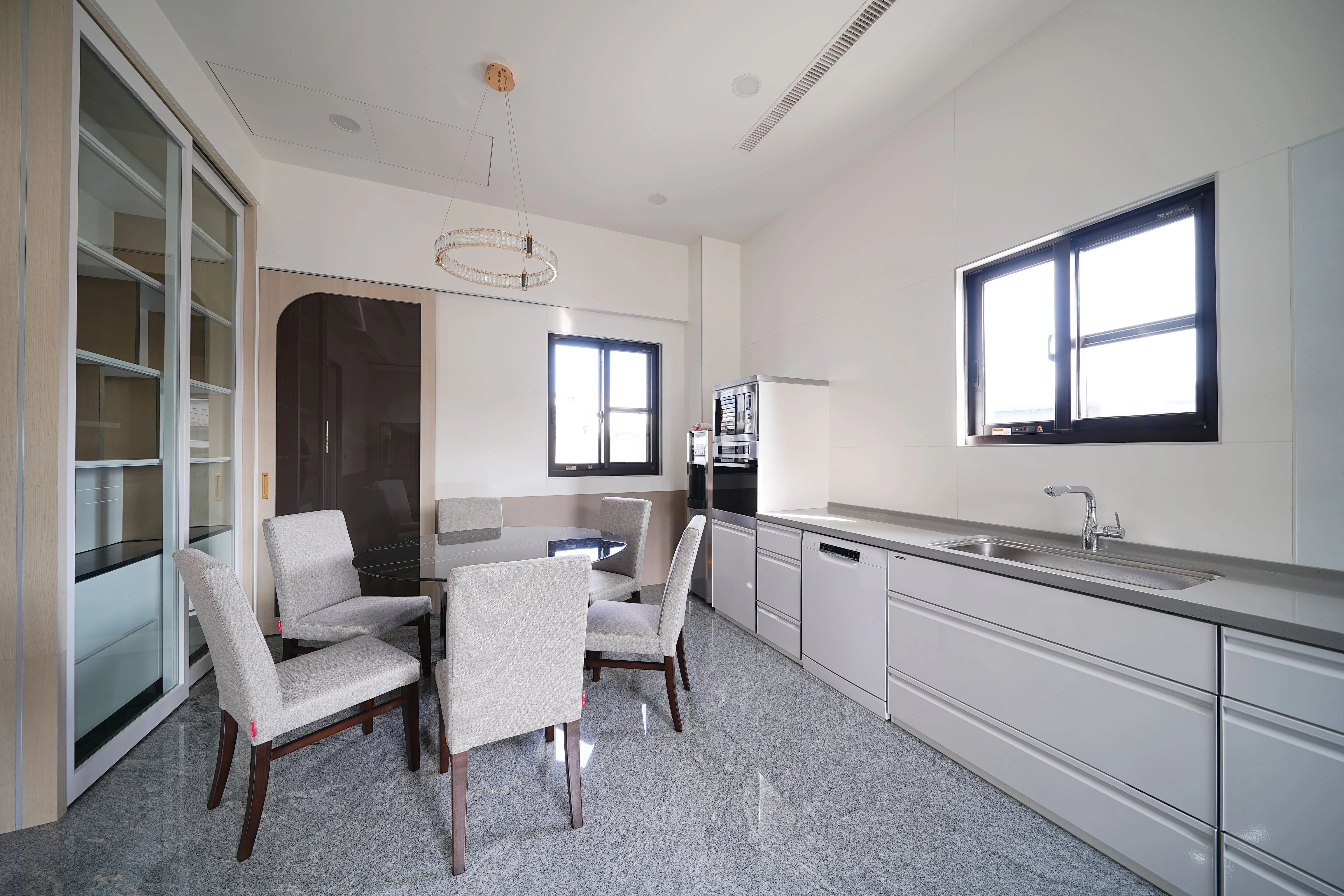 開放式餐廚空間設計，流暢動線結合客製化電器櫃，優雅享受日常。