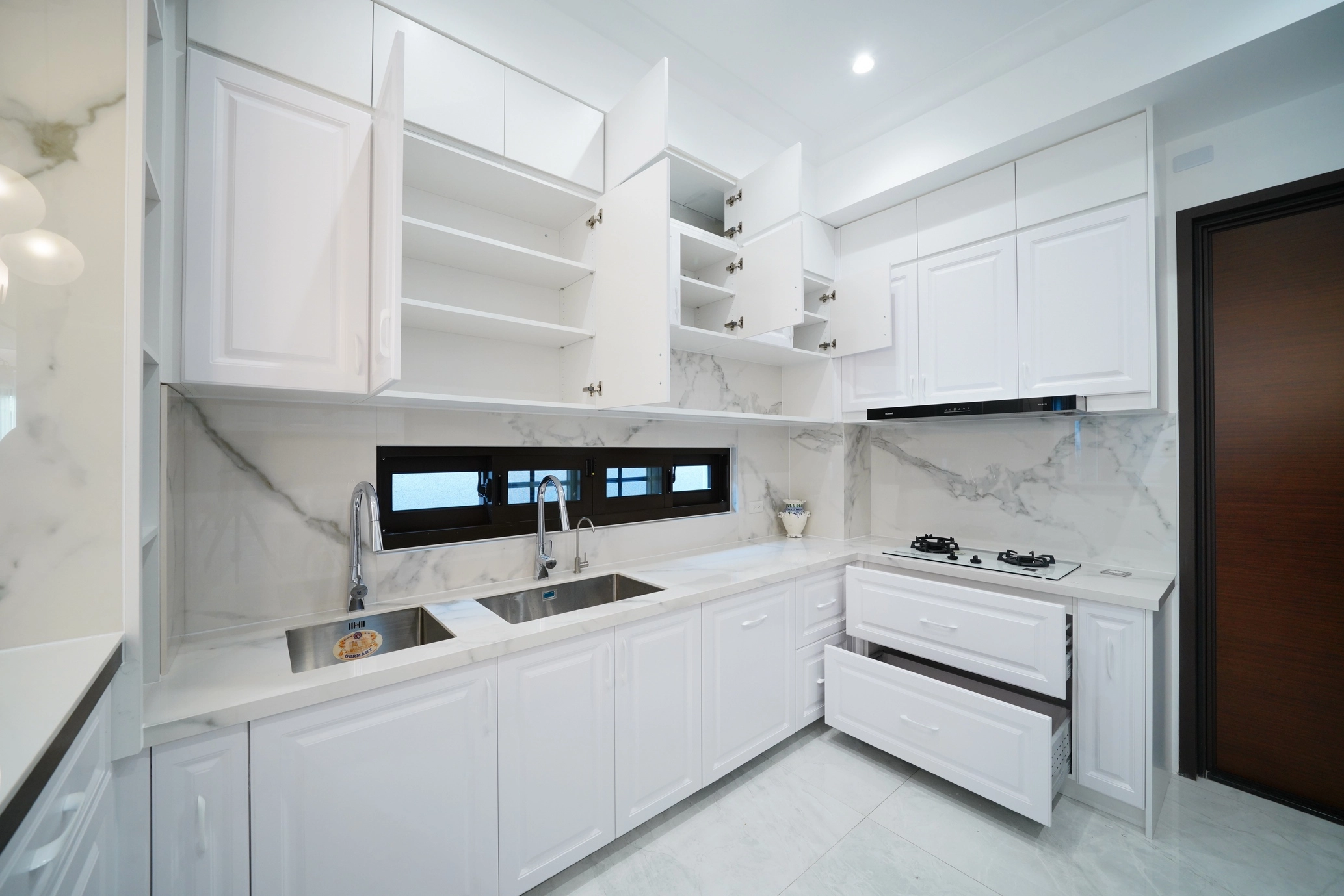 廚房採用潔淨淺色基調，搭配抗汙門板與順手動線，提升料理手感。