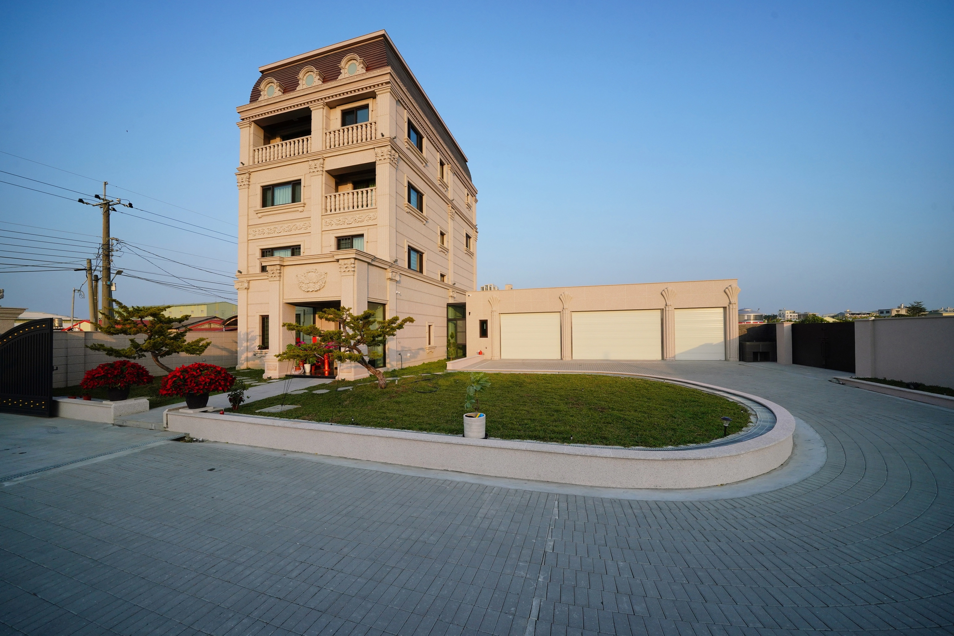 自地自建別墅外觀規劃，簡約線條揉合新古典美學，型塑開闊視覺。