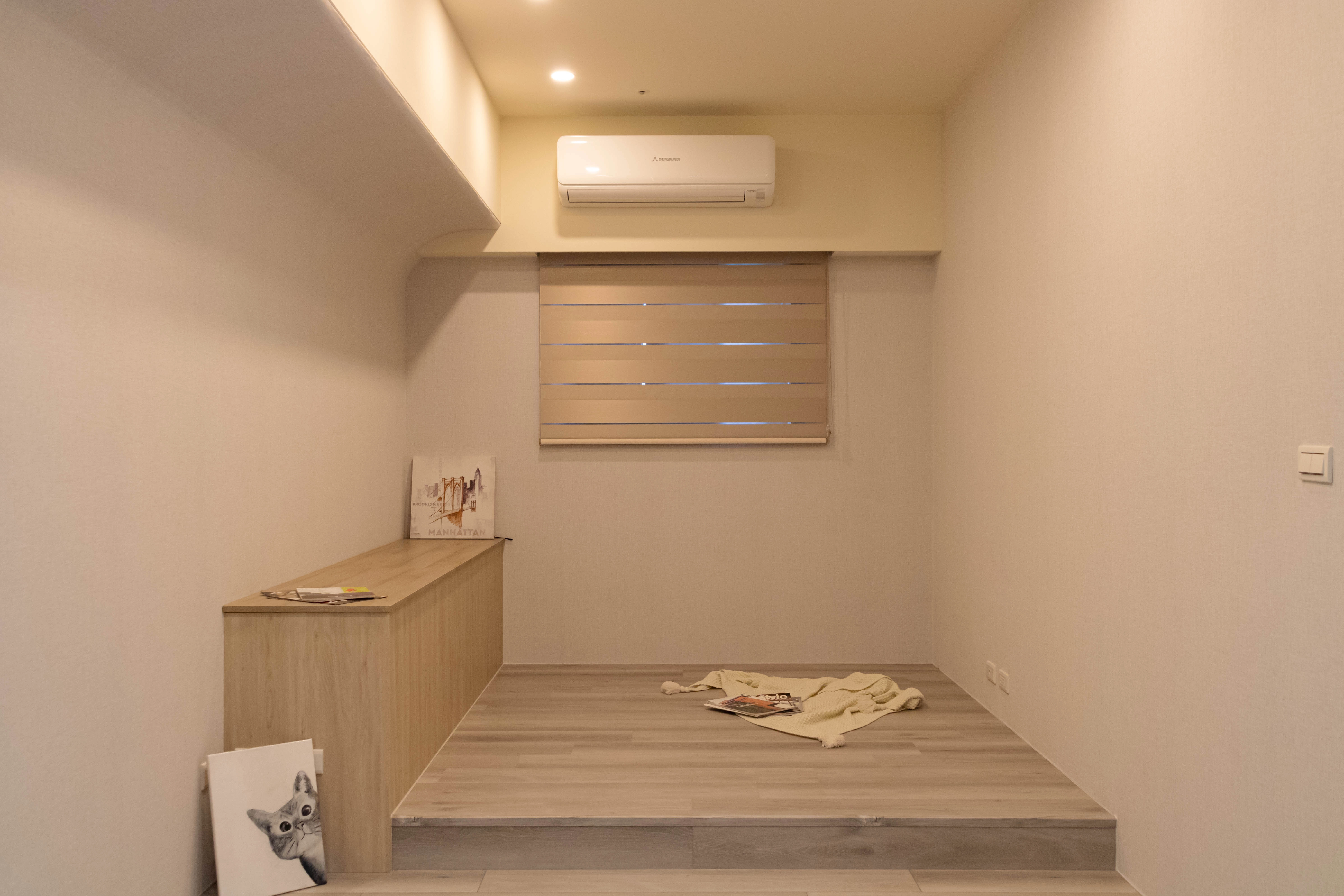 懸浮矮櫃與休憩區: 系統懸吊電視矮櫃維持輕盈,木作加高區隔並設有收納上掀櫃。