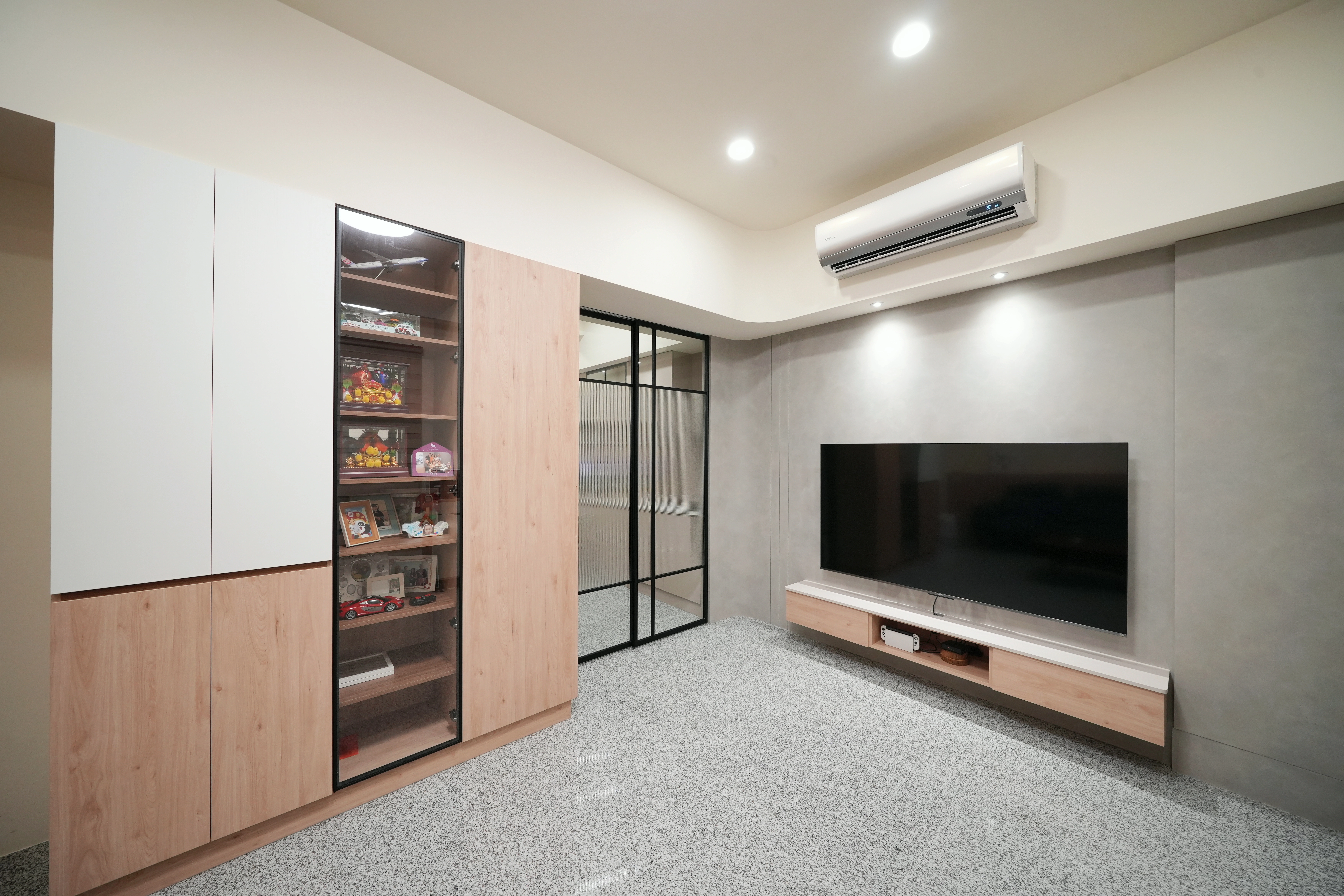 塗料電視牆搭系統櫃收納，長虹玻璃推拉門區隔空間，現代簡約高機能客廳。