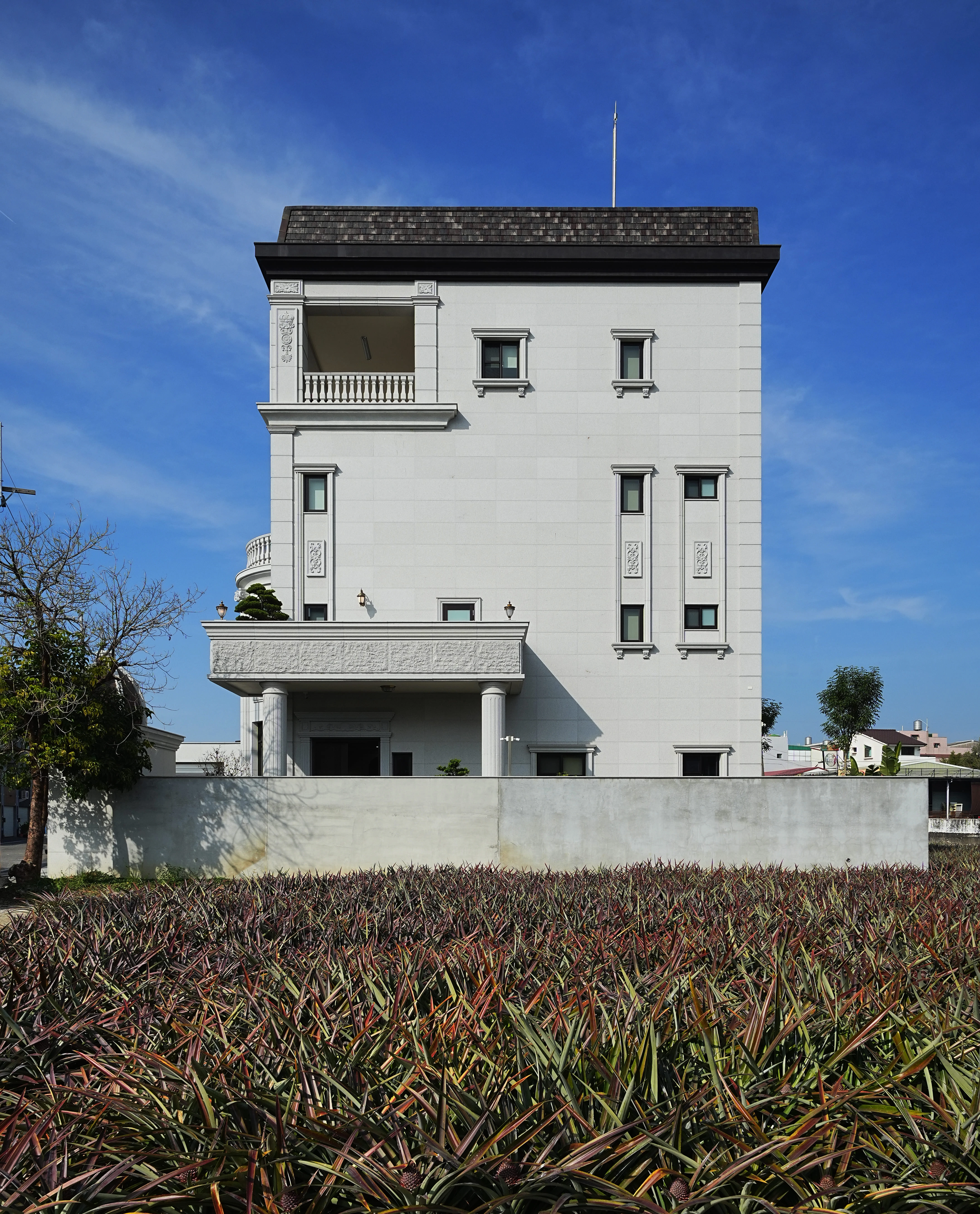 175 坪透天別墅外觀設計，運用石材與幾何線條展現豪宅視覺張力。