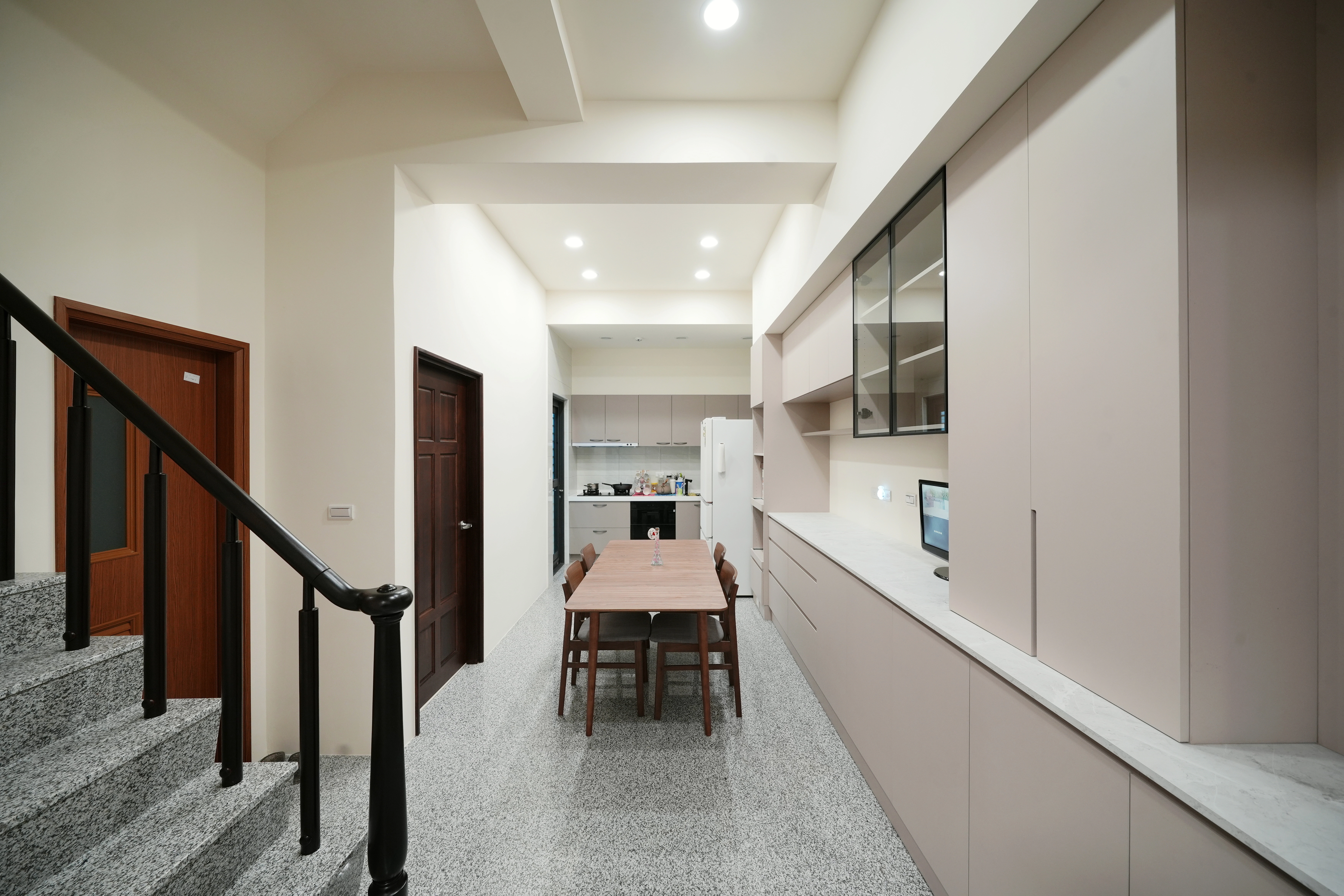 奶茶色系系統餐邊櫃，結合電器高櫃與鋁框玻璃懸吊櫃，具備優雅收納機能。