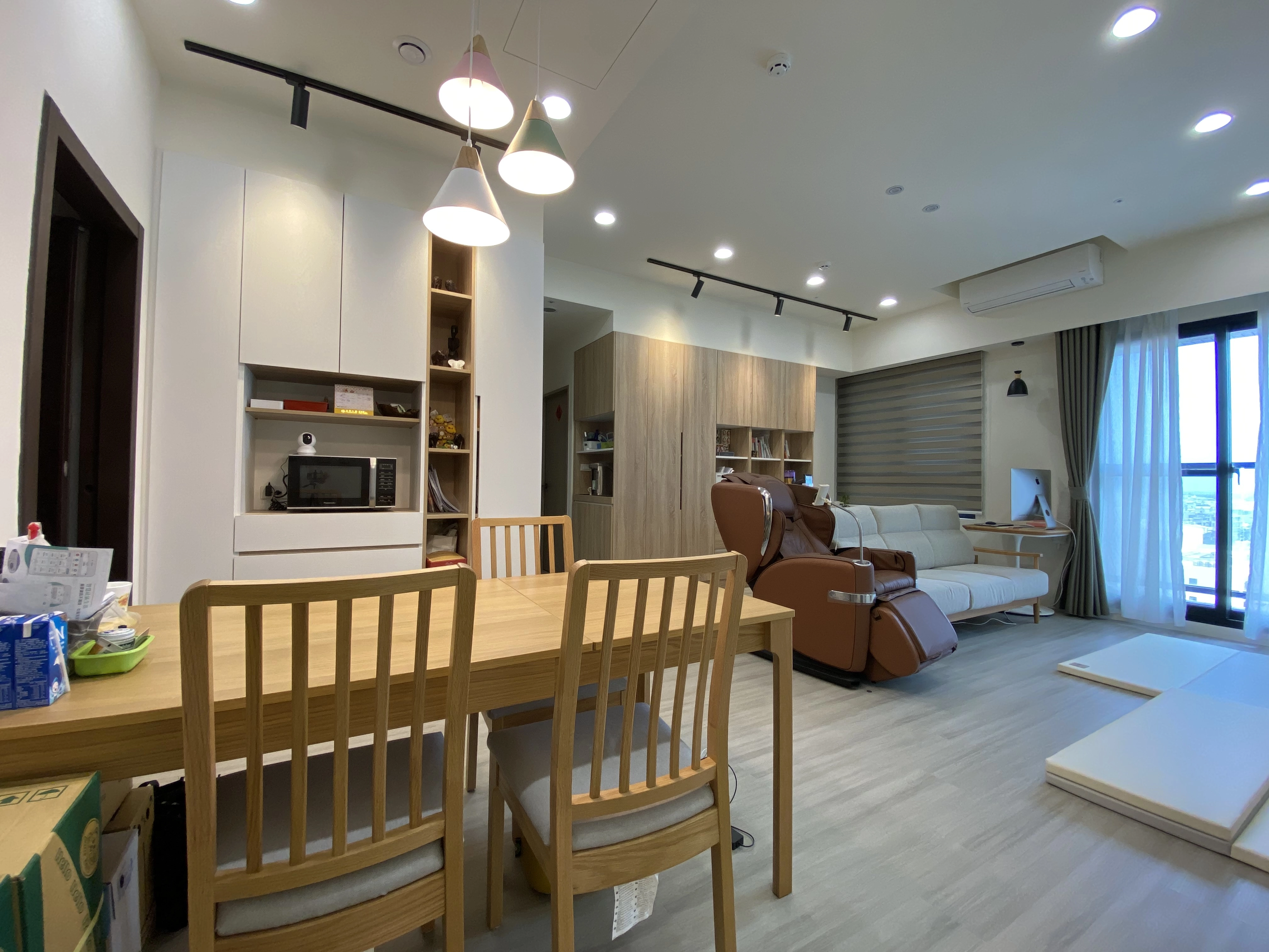 德盈 Japandi 系統櫃： 兼具簡約美感與收納，規畫安全育嬰空間。