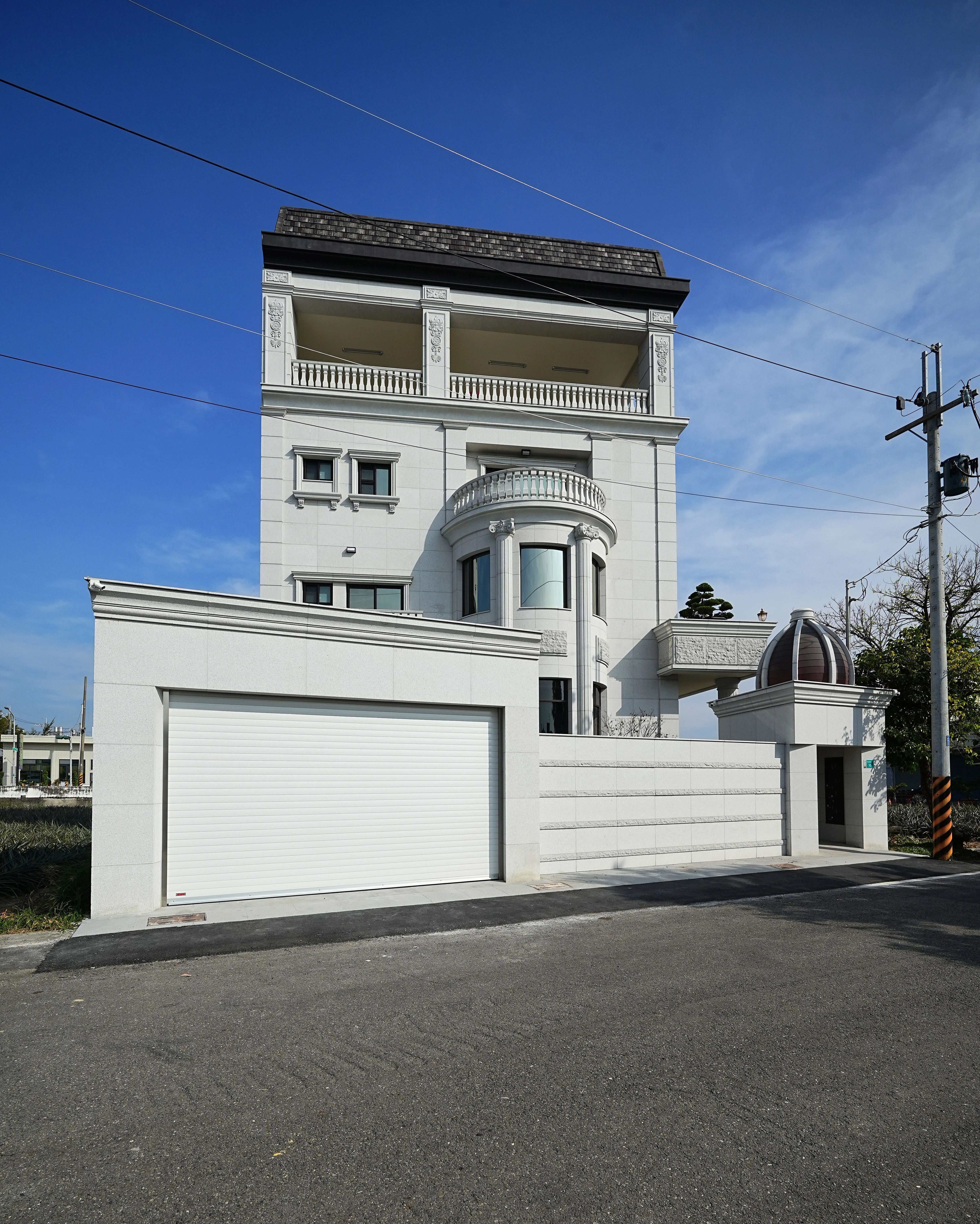 德盈操刀關廟自建宅建築外觀，新古典比例搭配庭院圍牆一氣呵成。