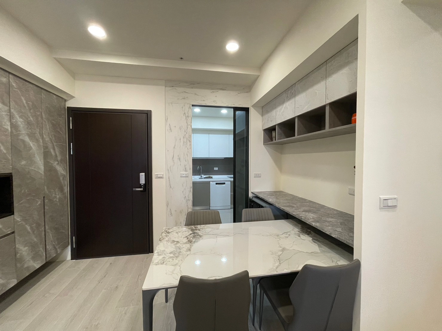 德盈打造現代簡約26坪宅，玻璃隔間與系統櫃，賦予居所通透質感。