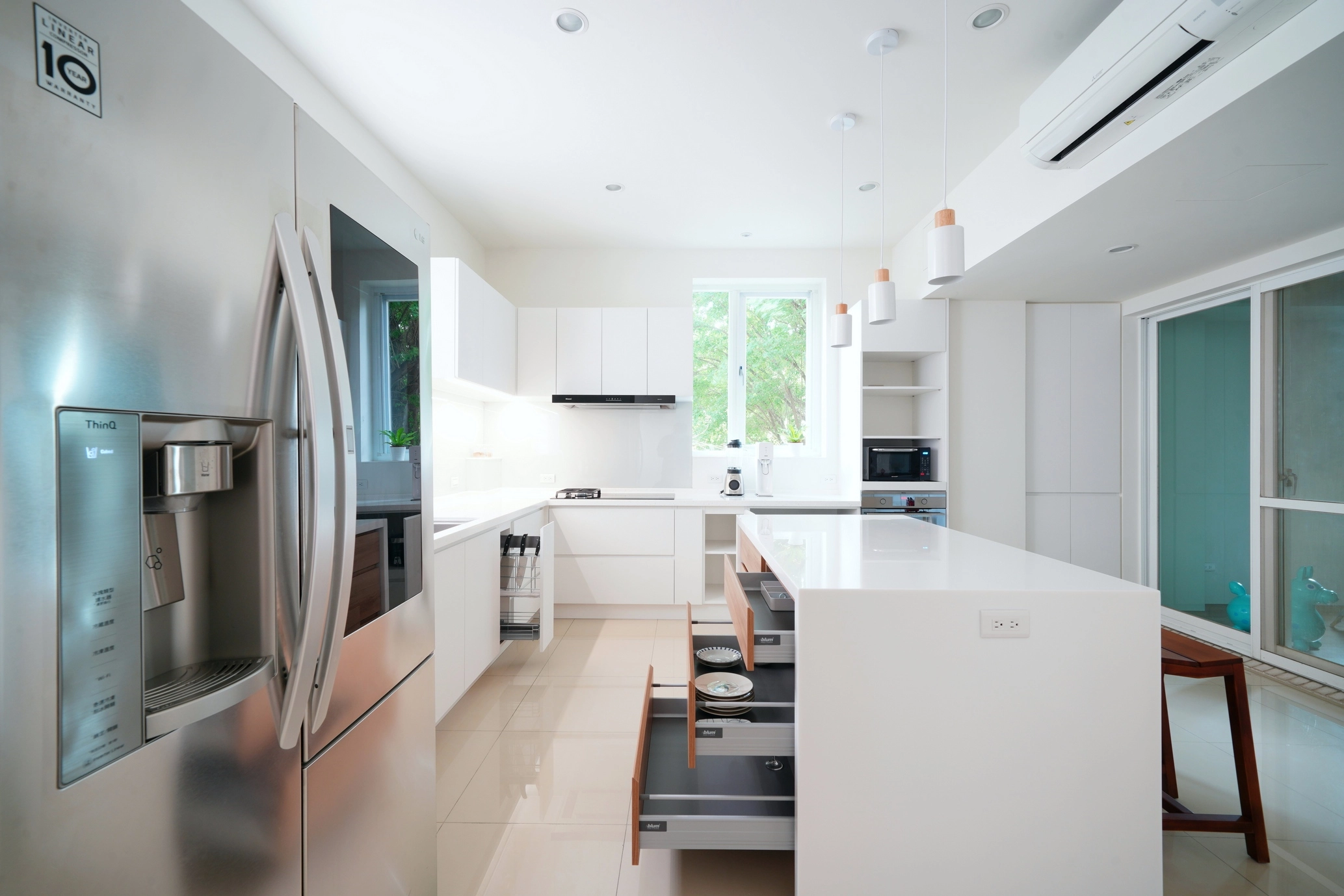 50坪北區中古屋。簡約白色與溫潤木質為基底，台南系統櫃設計打造北歐風格。