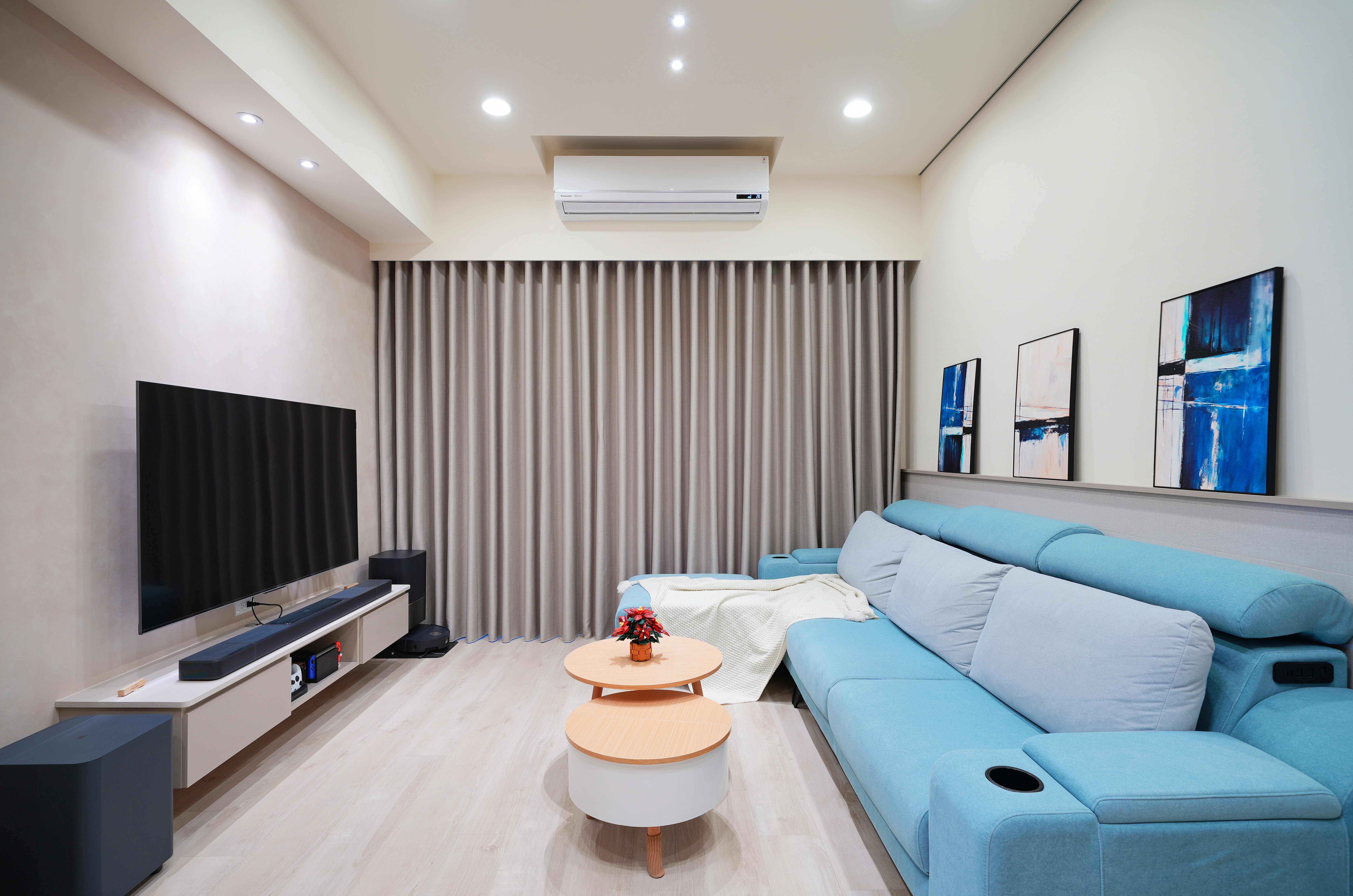 臺邦交響悅客廳。藝術塗料電視牆，鋁框冰柱玻璃推拉門，營造和諧視覺層次。