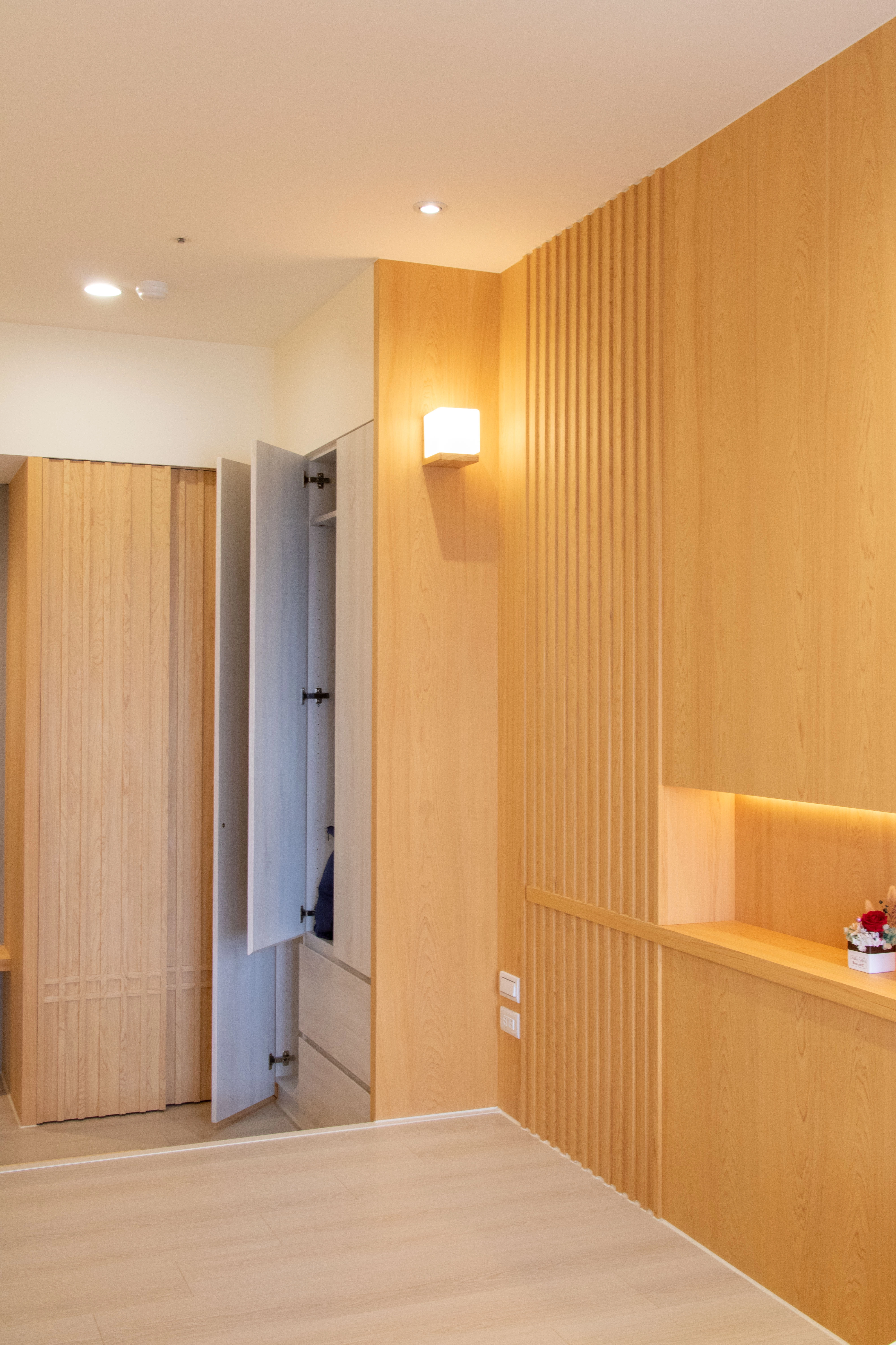 主臥格柵造型床頭牆。德盈專精系統櫃與九份子設計，打造自然氣息休憩場域。