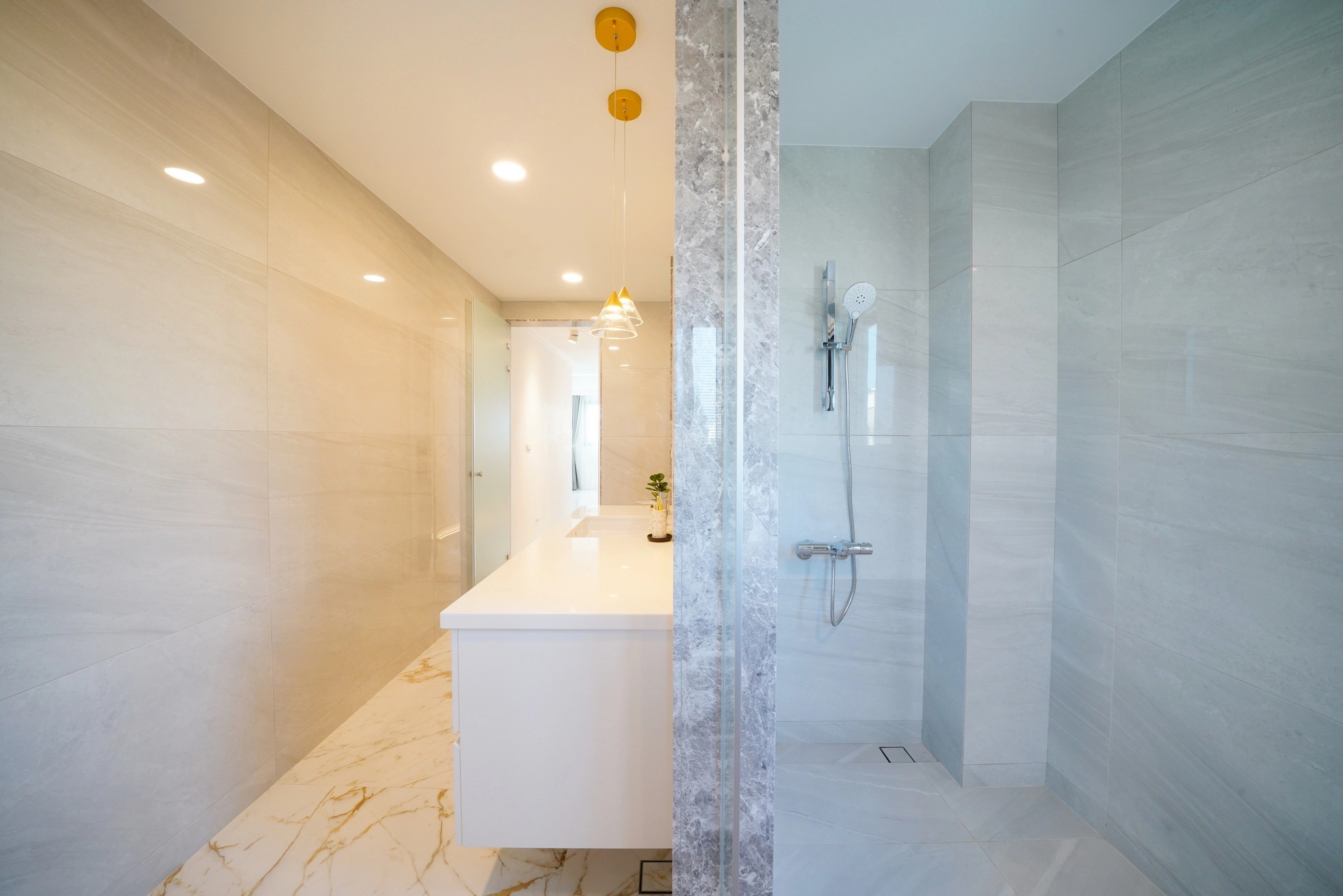 衛浴採用大理石紋磁磚與乾濕分離規劃，打造放鬆身心的飯店質感。