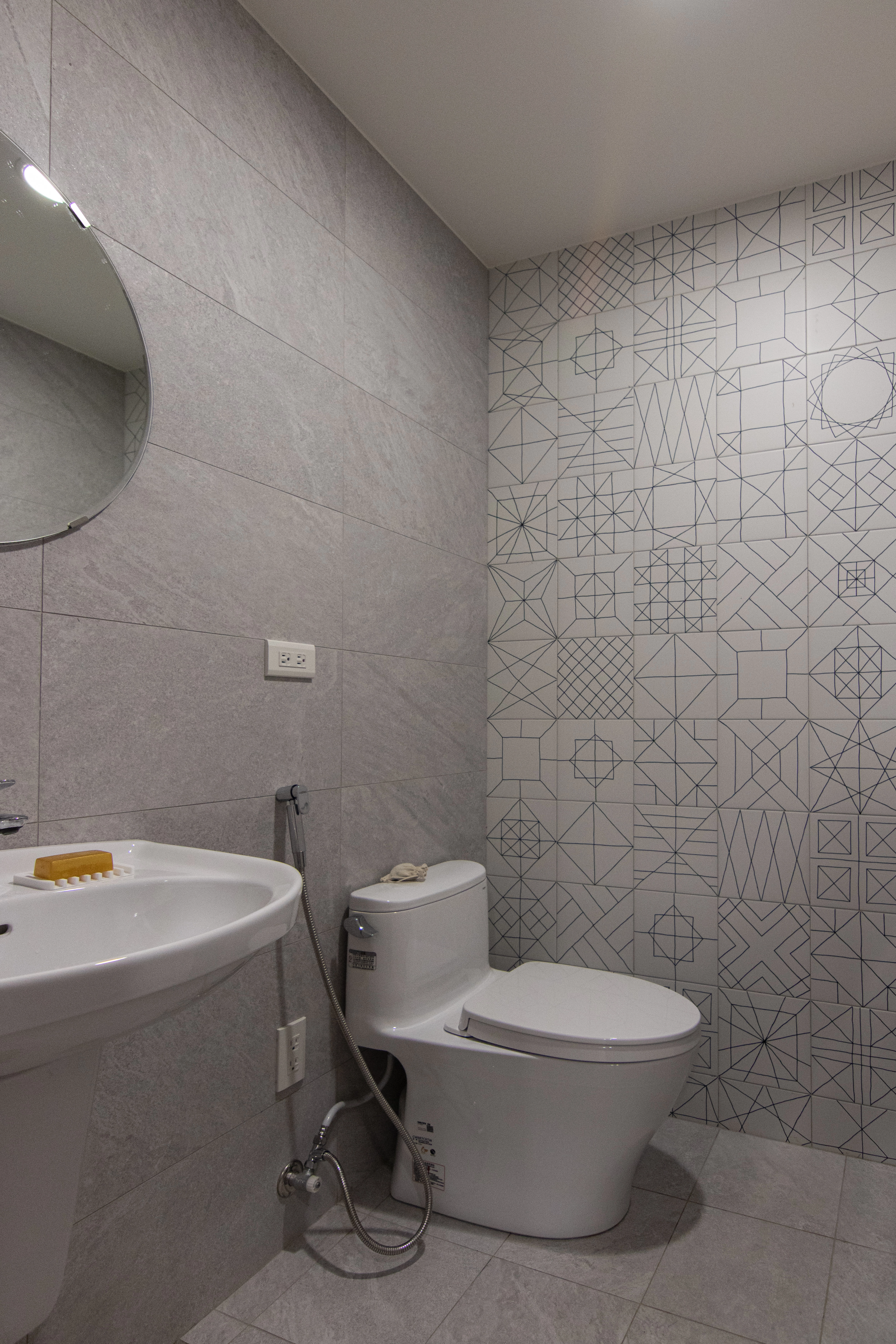 衛浴設備全面升級： 門片與門檻換新，主臥鋪設SPC地板，提升居家品質與耐用性。