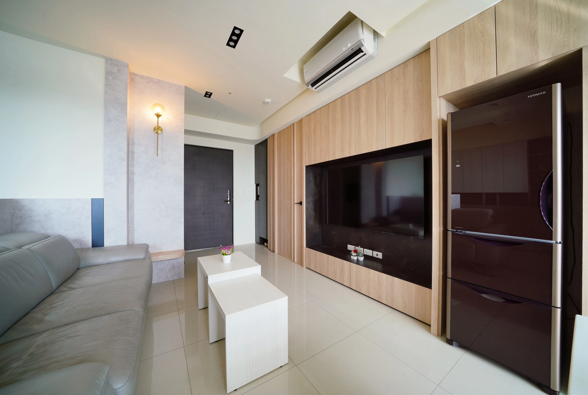 系統櫃隱藏式貓洞。寵物友善材質與結構，打造不羈都會態度，充滿溫度的家。