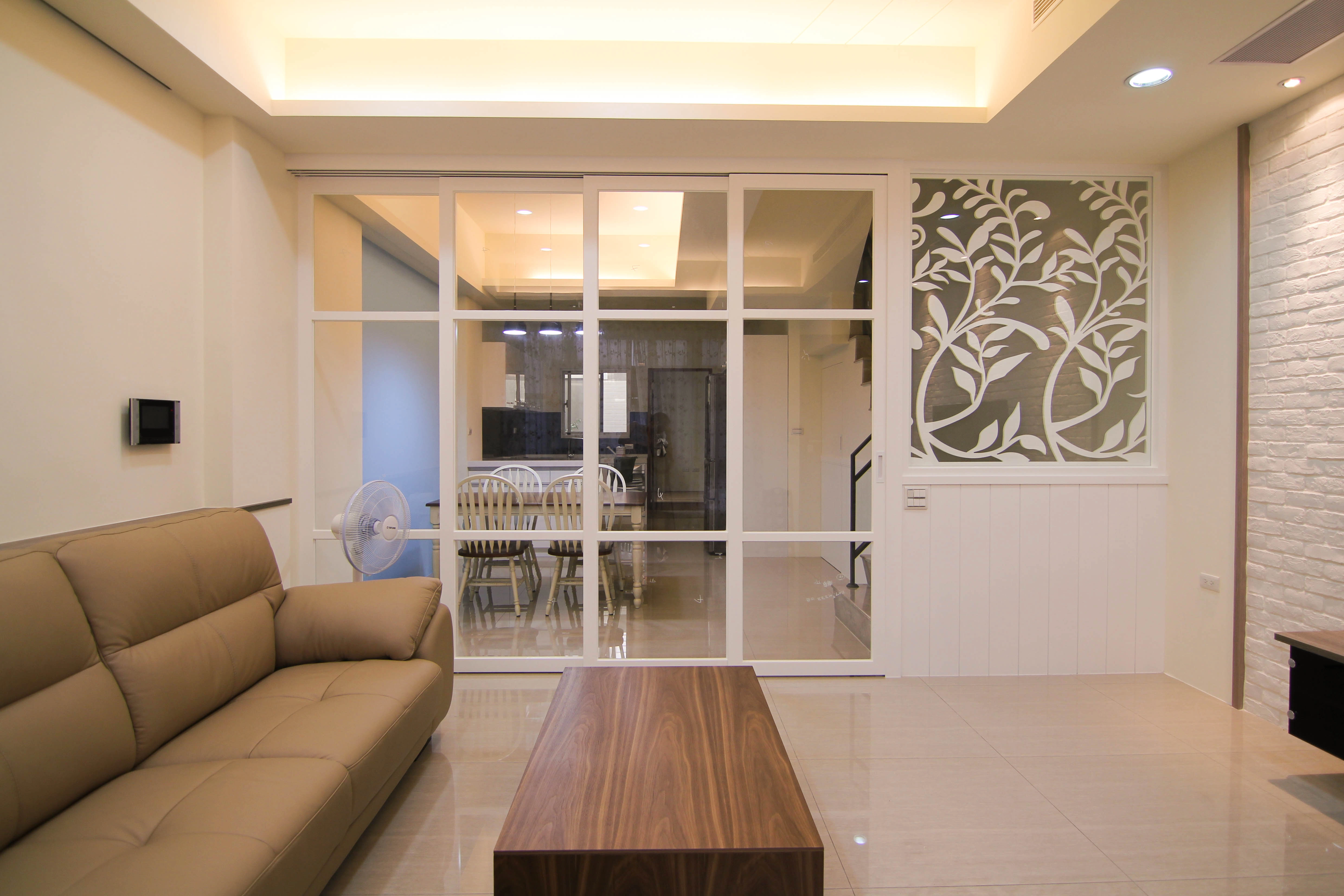 鄉村風造型花窗設計： 細膩點綴牆面，堆疊異國休閒氛圍。