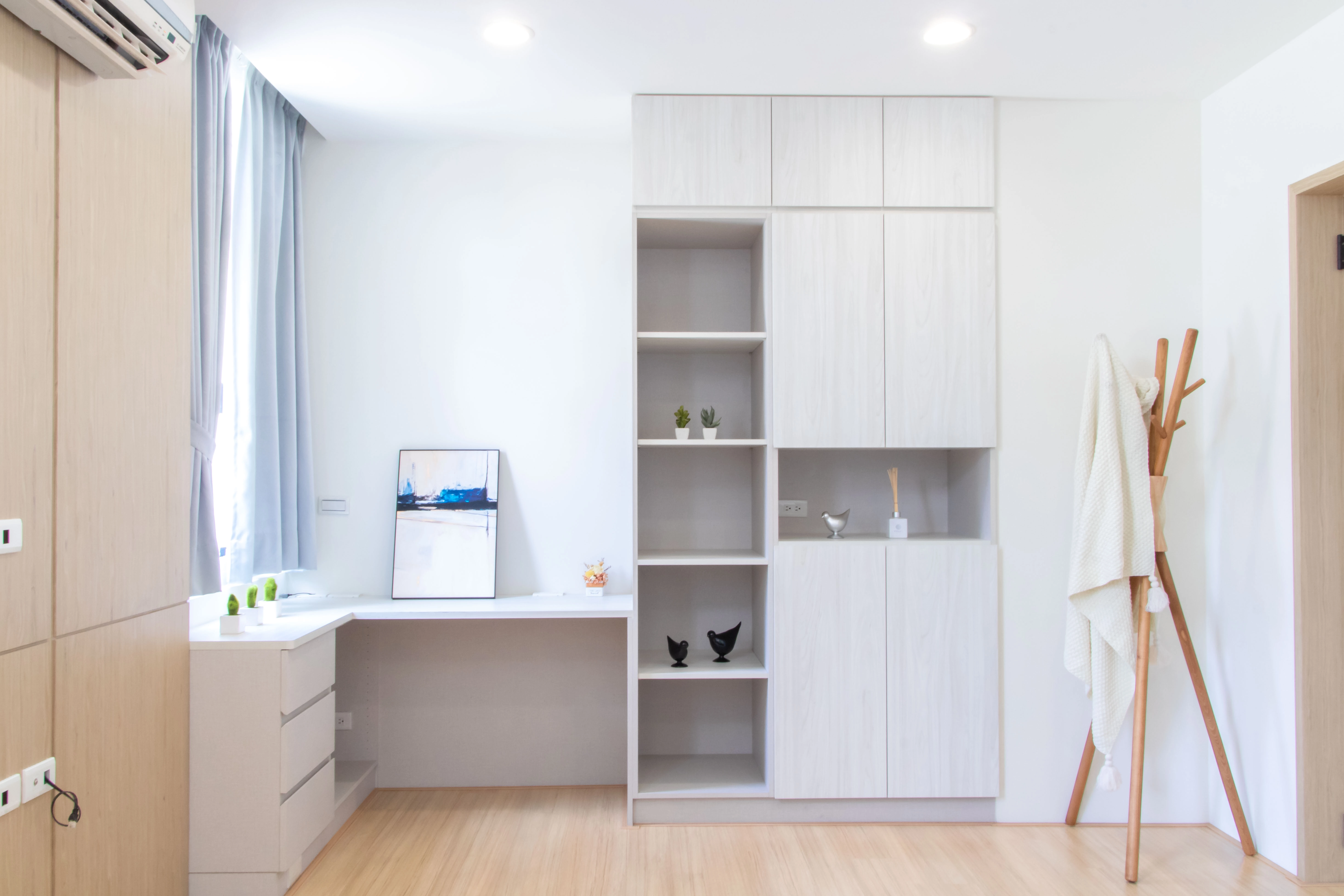 系統櫃量身打造： 從頂天衣櫃到開放格，量身訂製專屬收納方案，徹底釋放空間潛力。