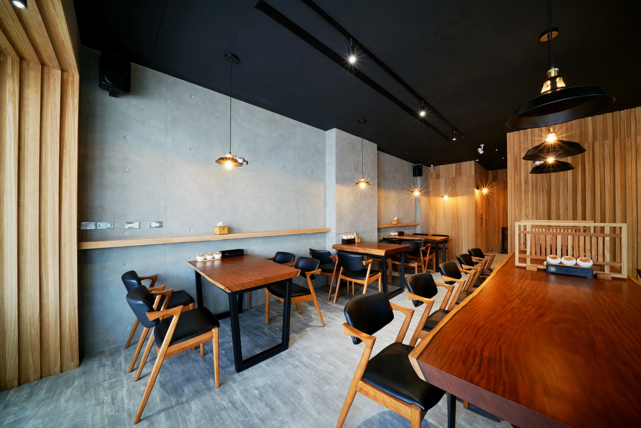 沉穩灰色調室內設計: 簡潔線條構築質感,帶來輕鬆餐飲體驗。