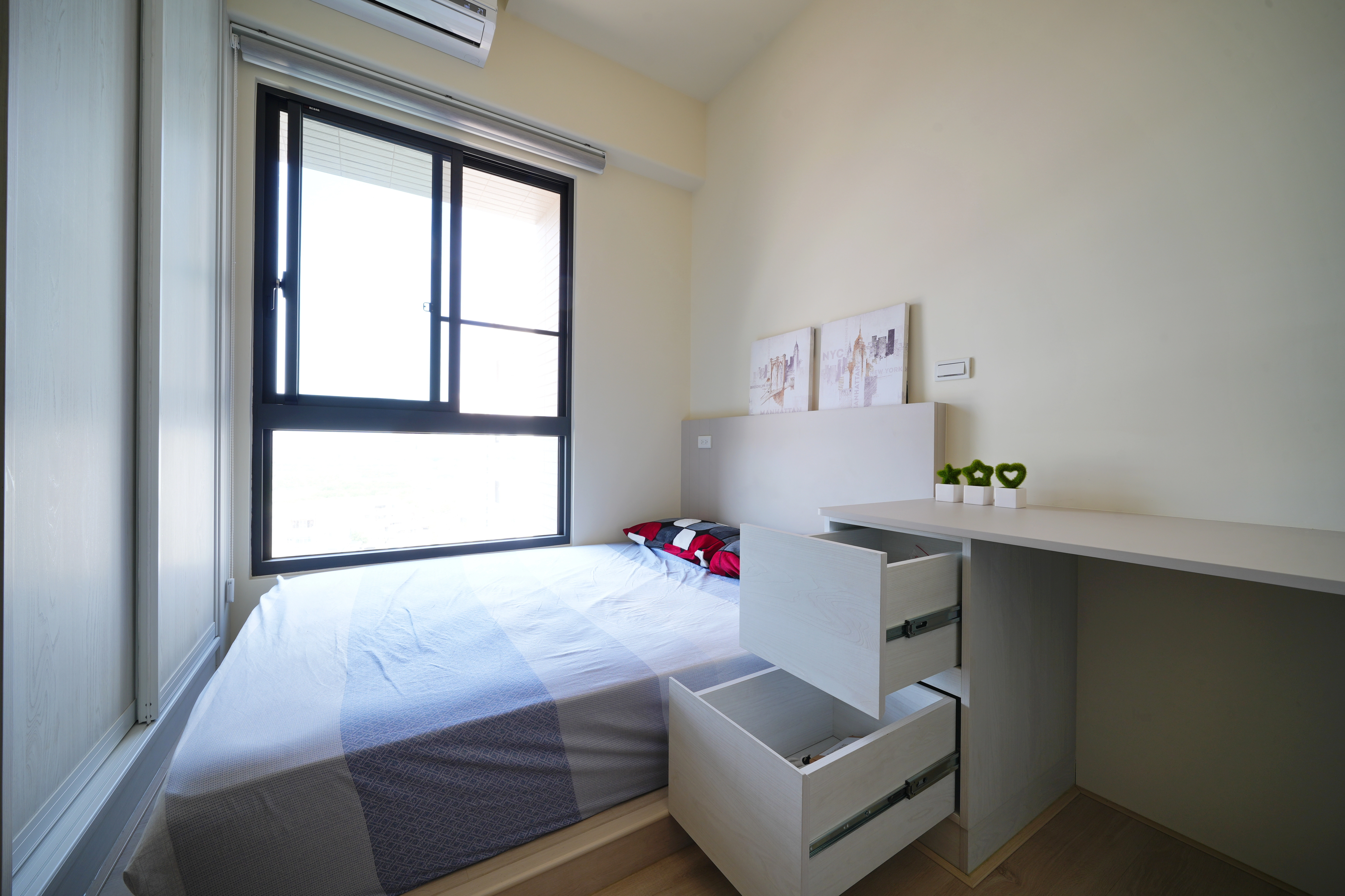 客房兼書房L型系統書桌組。德盈台南系統設計，編織舒適且充滿質感的居家樂章。