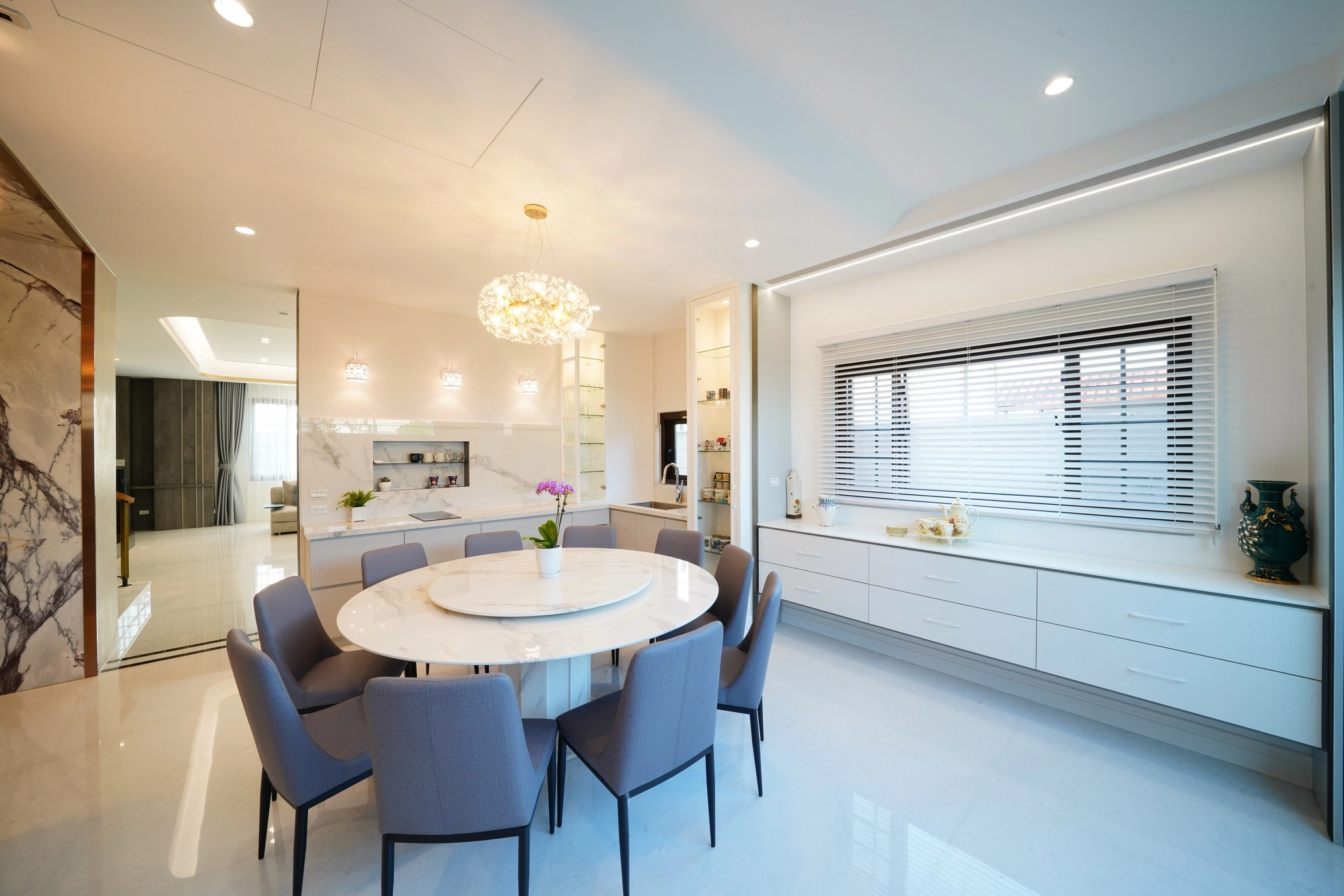 結合高品質系統餐櫃設計，在優雅的新古典風格中實現高效收納。