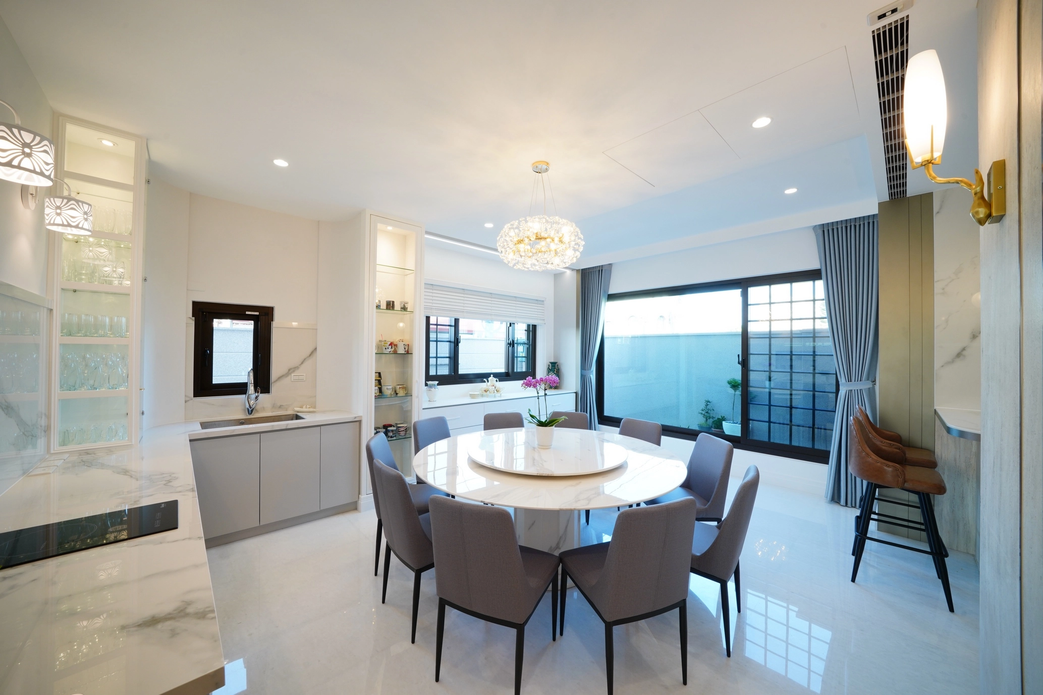 餐廳選用圓潤石材餐桌搭配俐落動線，營造溫馨大氣的用餐氛圍。