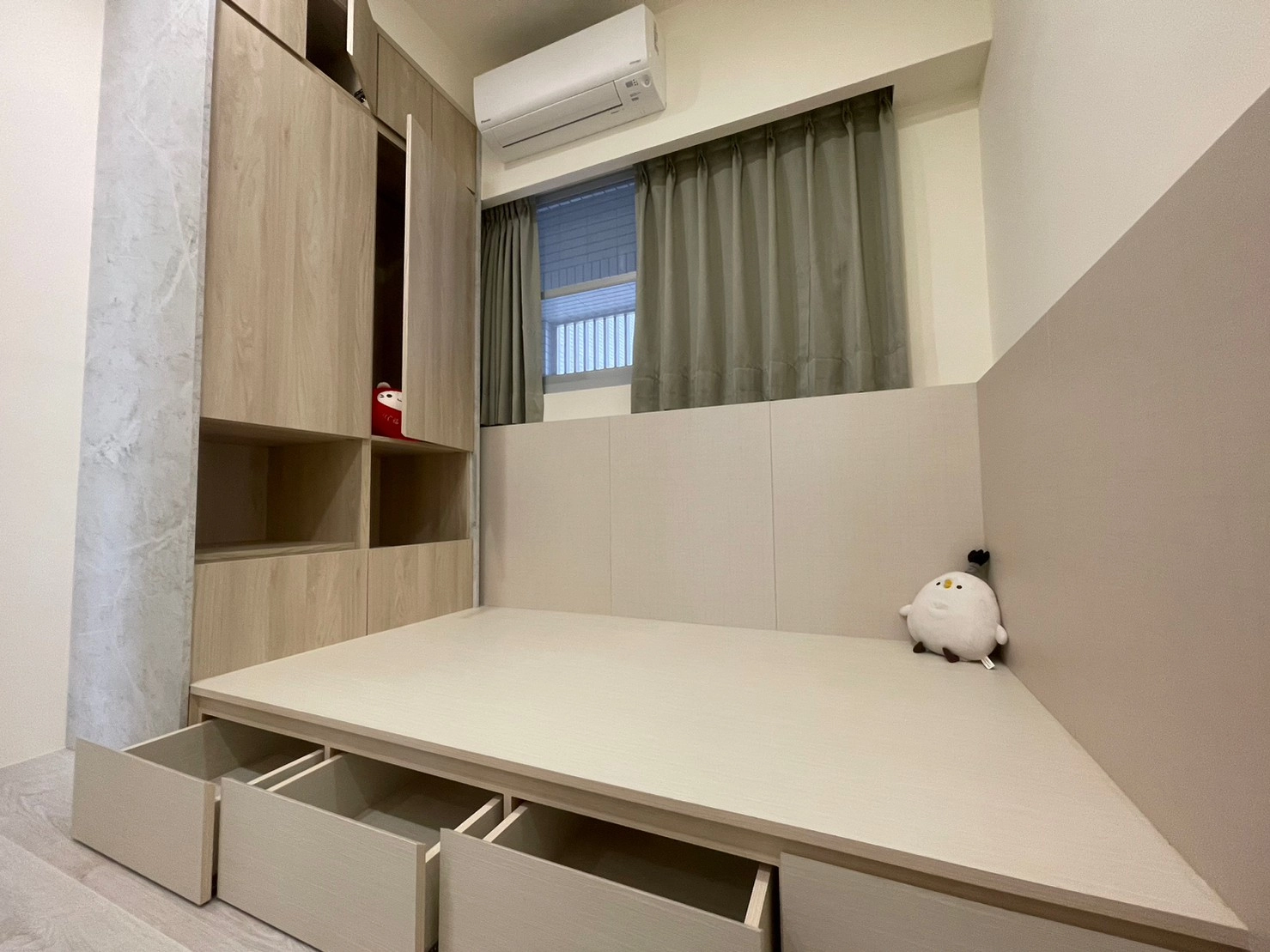 木作架高和室收納，結合系統高櫃與抽屜，最大化空間的儲物機能。