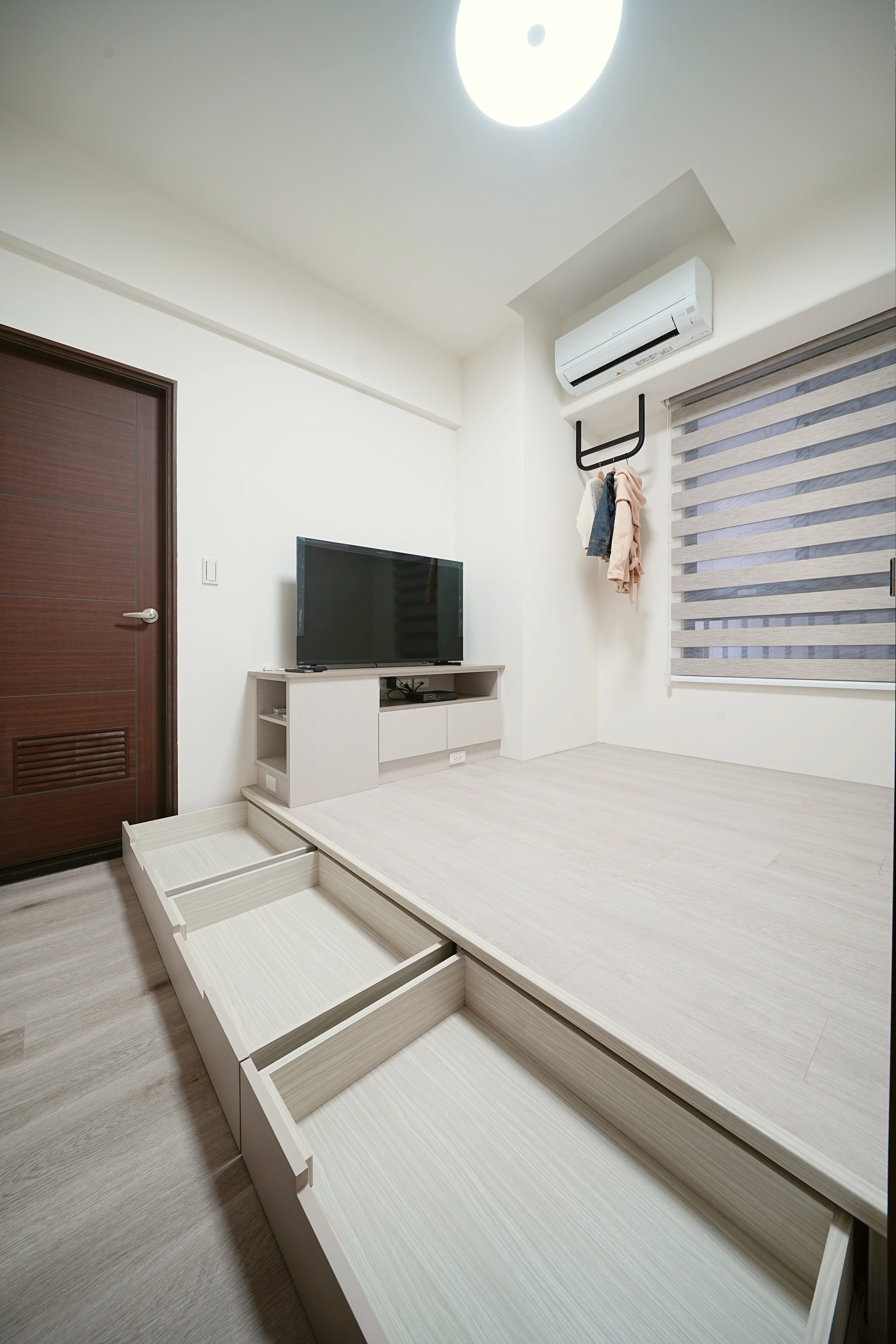 架高地板大容量抽屜櫃： 活用床底空間收納，解決小坪數儲物煩惱。