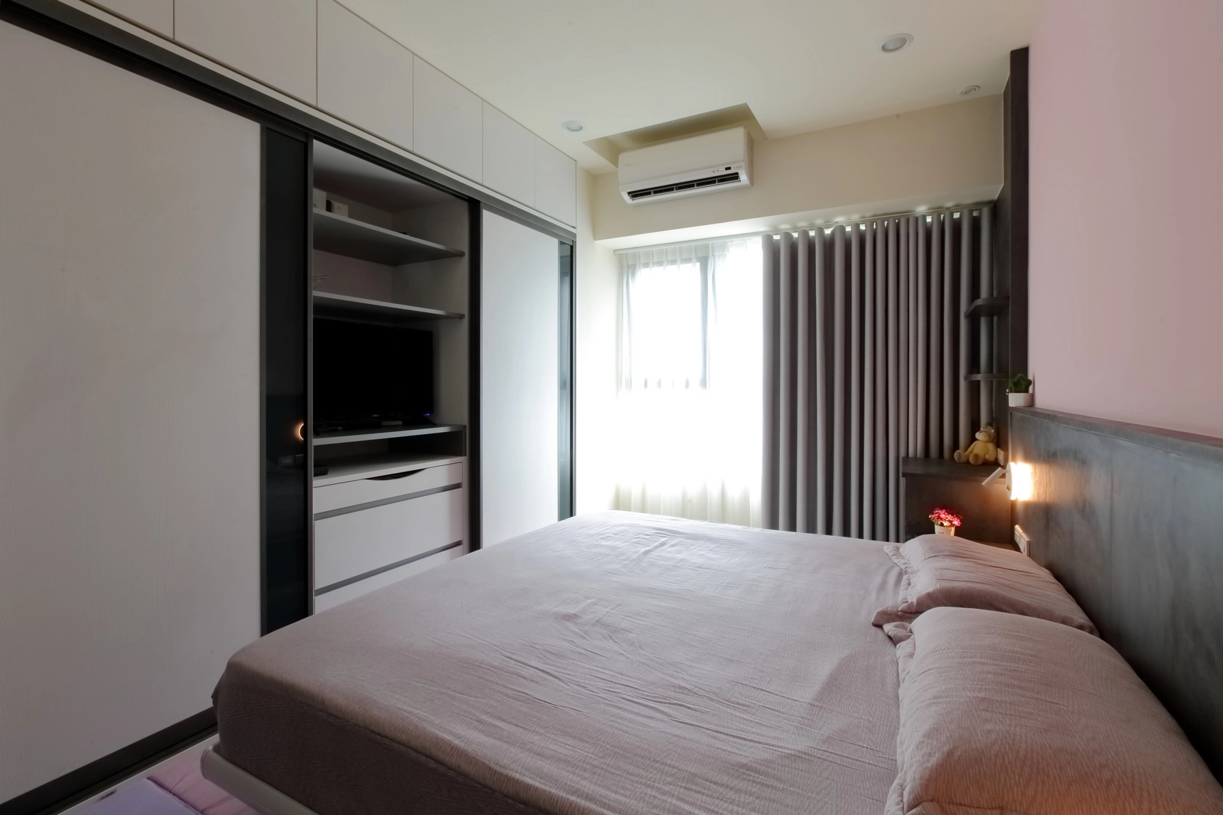 主臥鋁框推拉門開放衣櫃。德盈系統設計，實現從容舒適，美學與機能兼具。