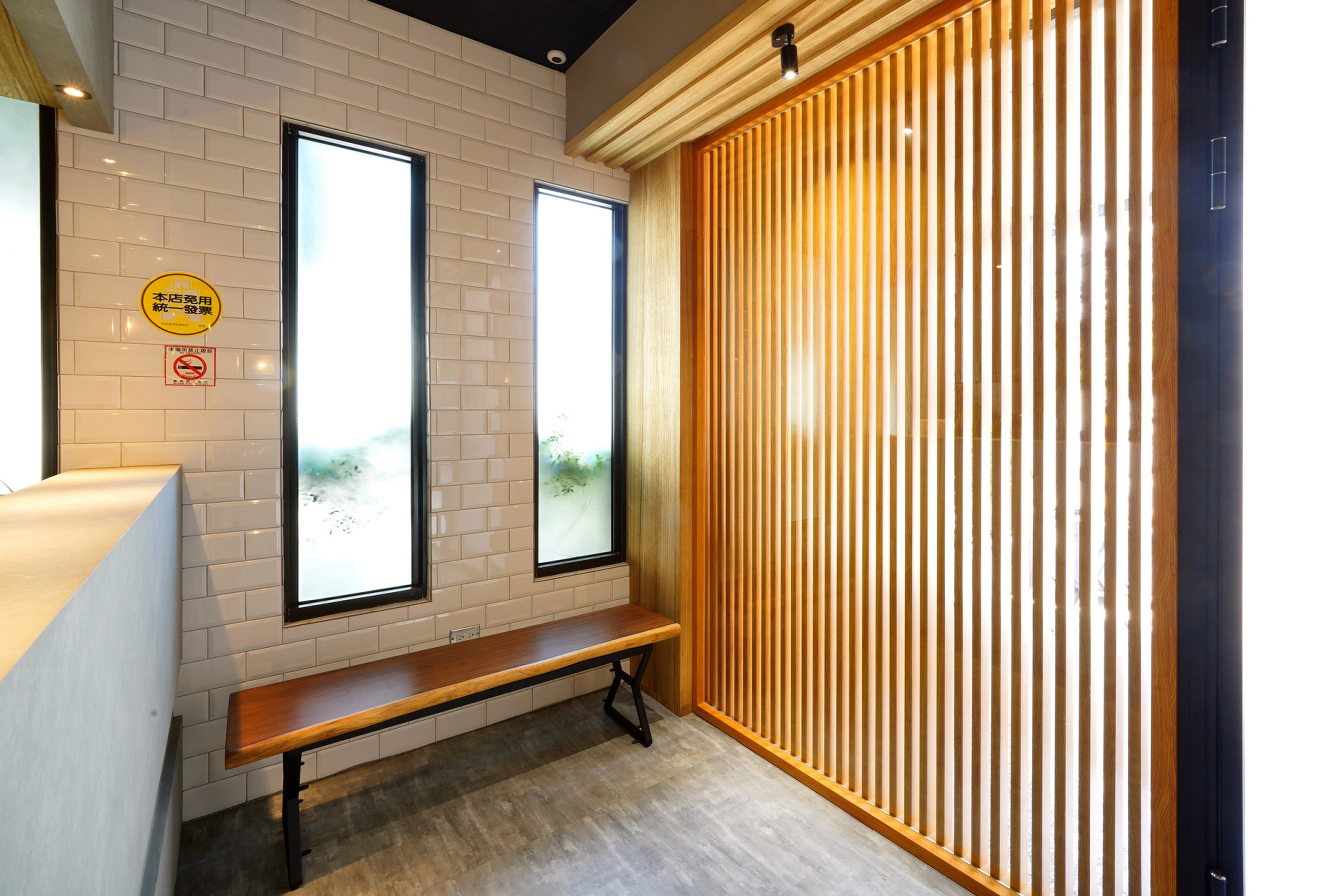 日式木質格柵造型: 溫潤木質平衡粗獷基底,提升視覺層次。