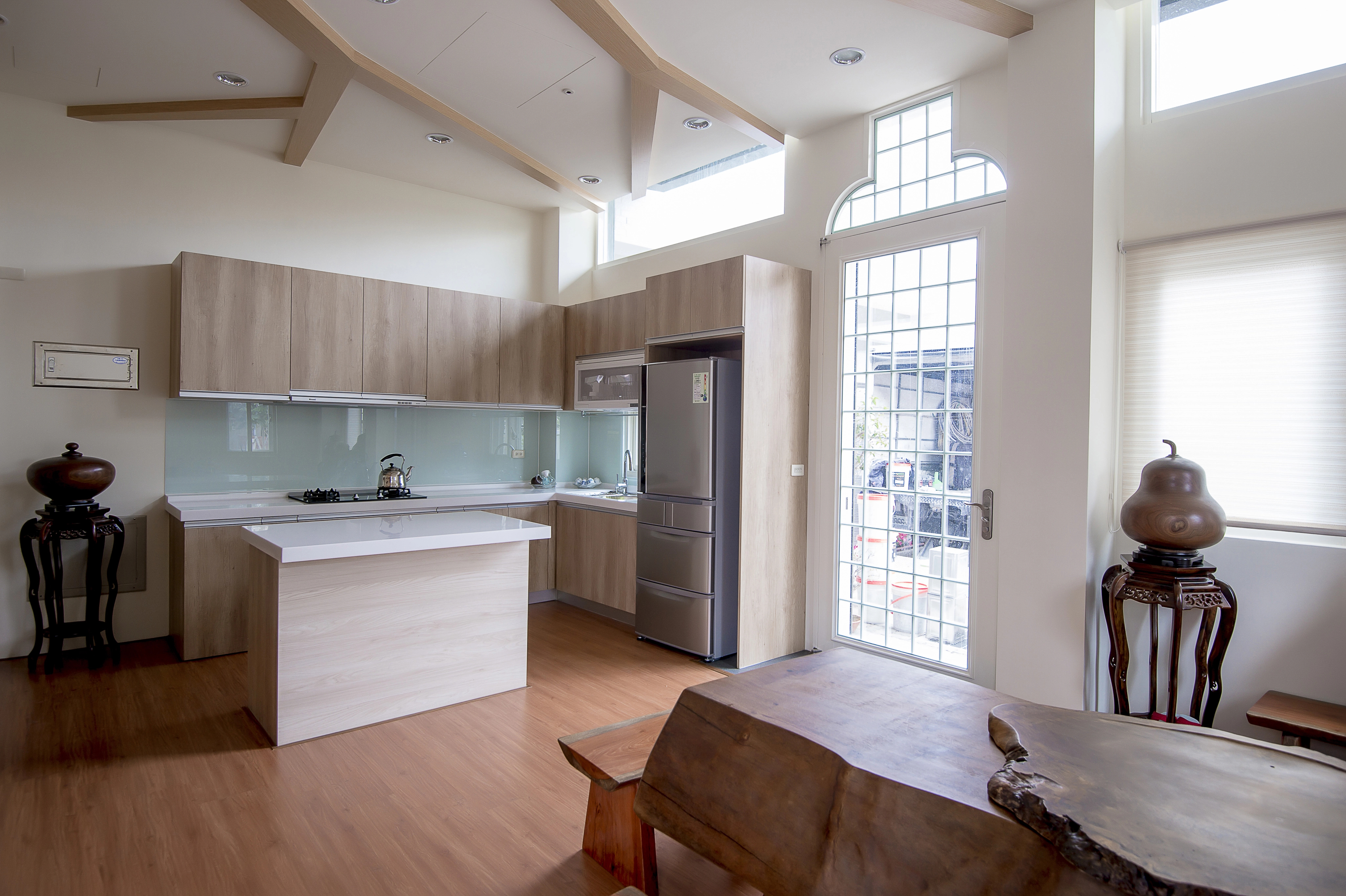 老屋轉生簡約中式客廳： 全室粉刷搭配美術燈，營造溫馨氛圍。