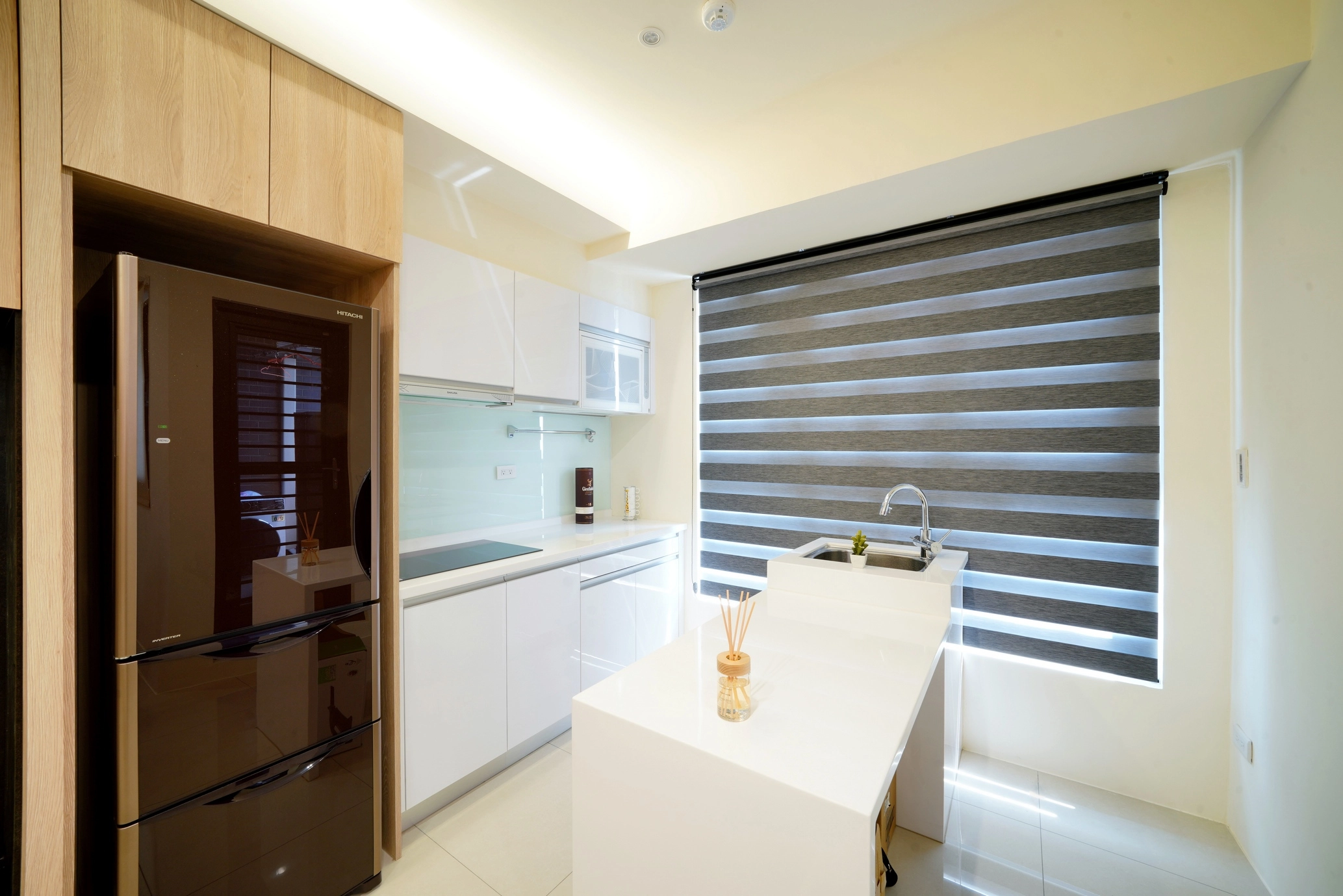 廚房白色櫥櫃搭中島設計。臥室一體式床頭，黑玻拉門衣櫃增添現代感。