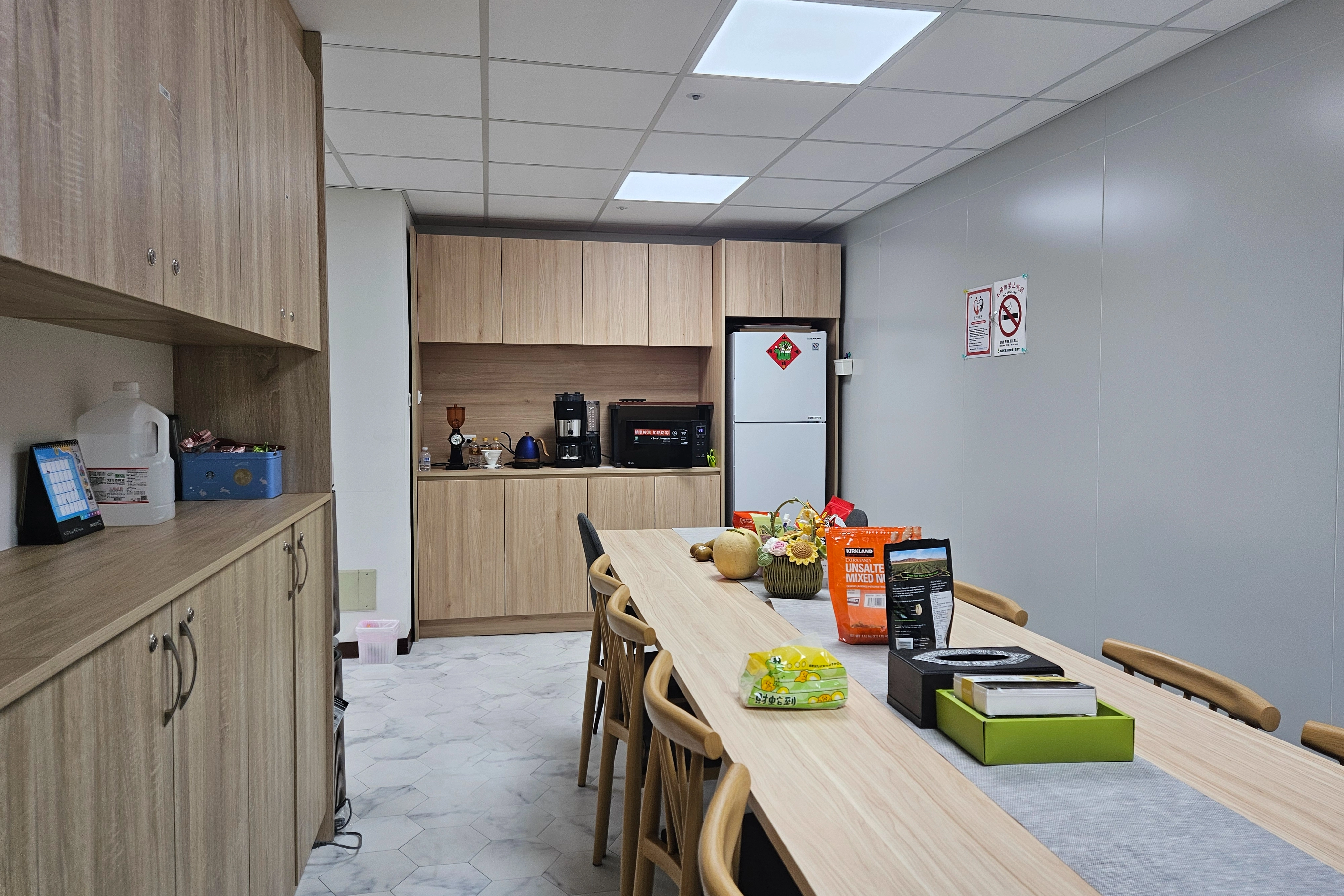 德盈台南辦公室設計，以淺色木紋營造明亮寬敞、舒適專業的工作氛圍。