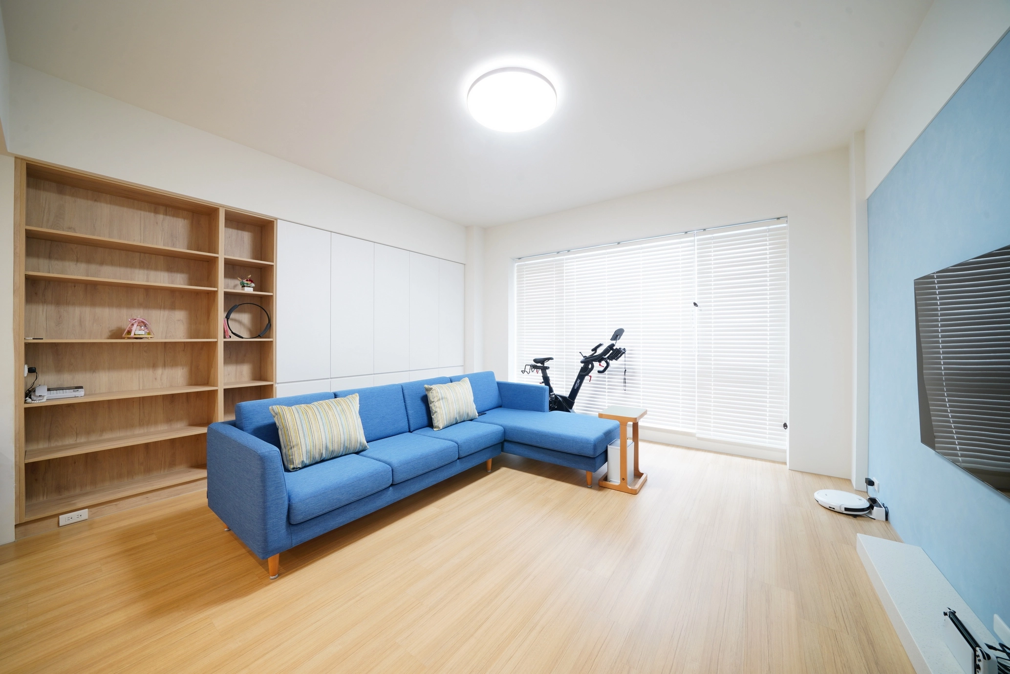 客廳沙發後方系統高櫃收納。主臥系統化妝台組，高品質系統家具實現居家美學。