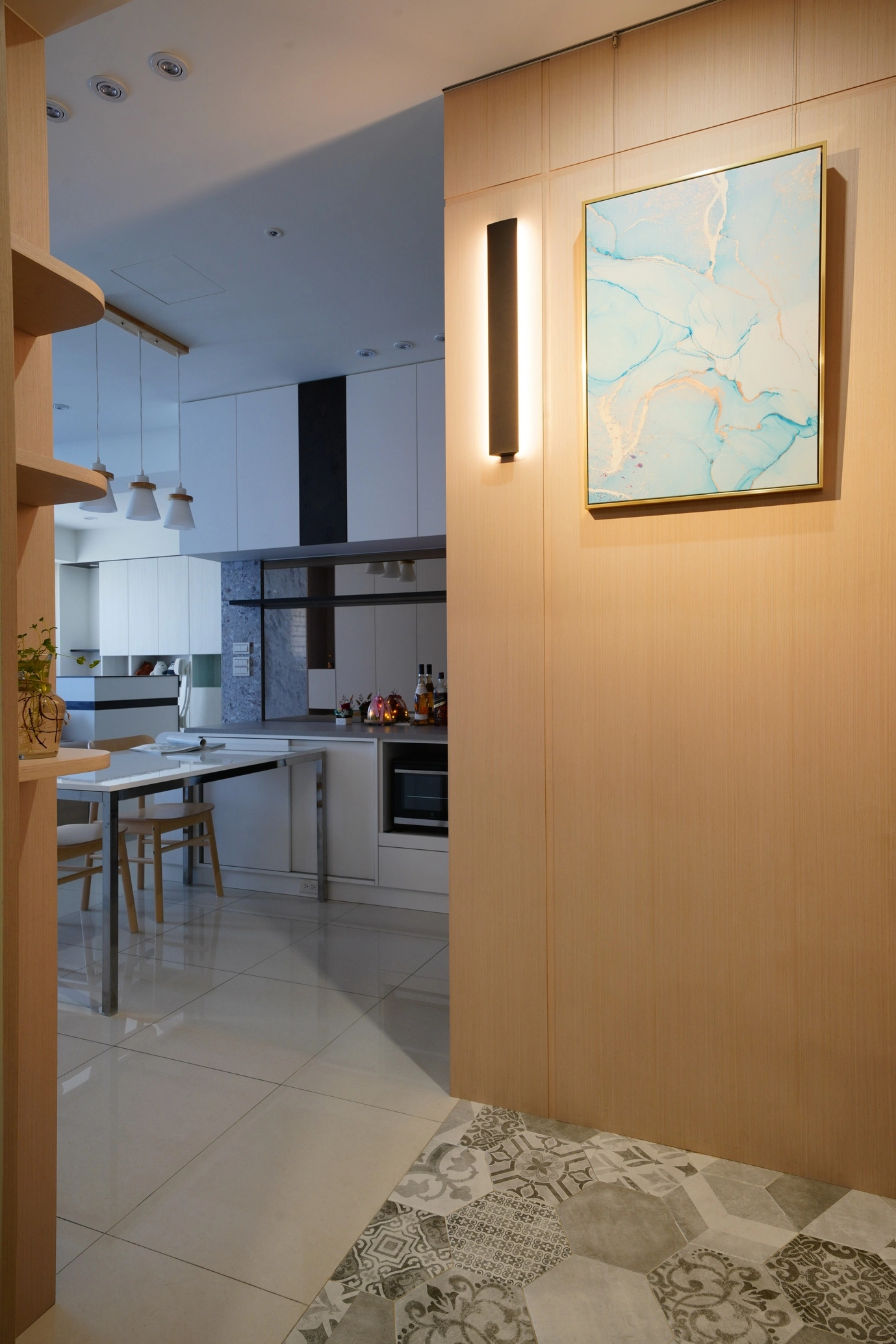 高雄輕奢風新成屋，玄關六角磚，客廳大理石電視牆與L型木作層板。