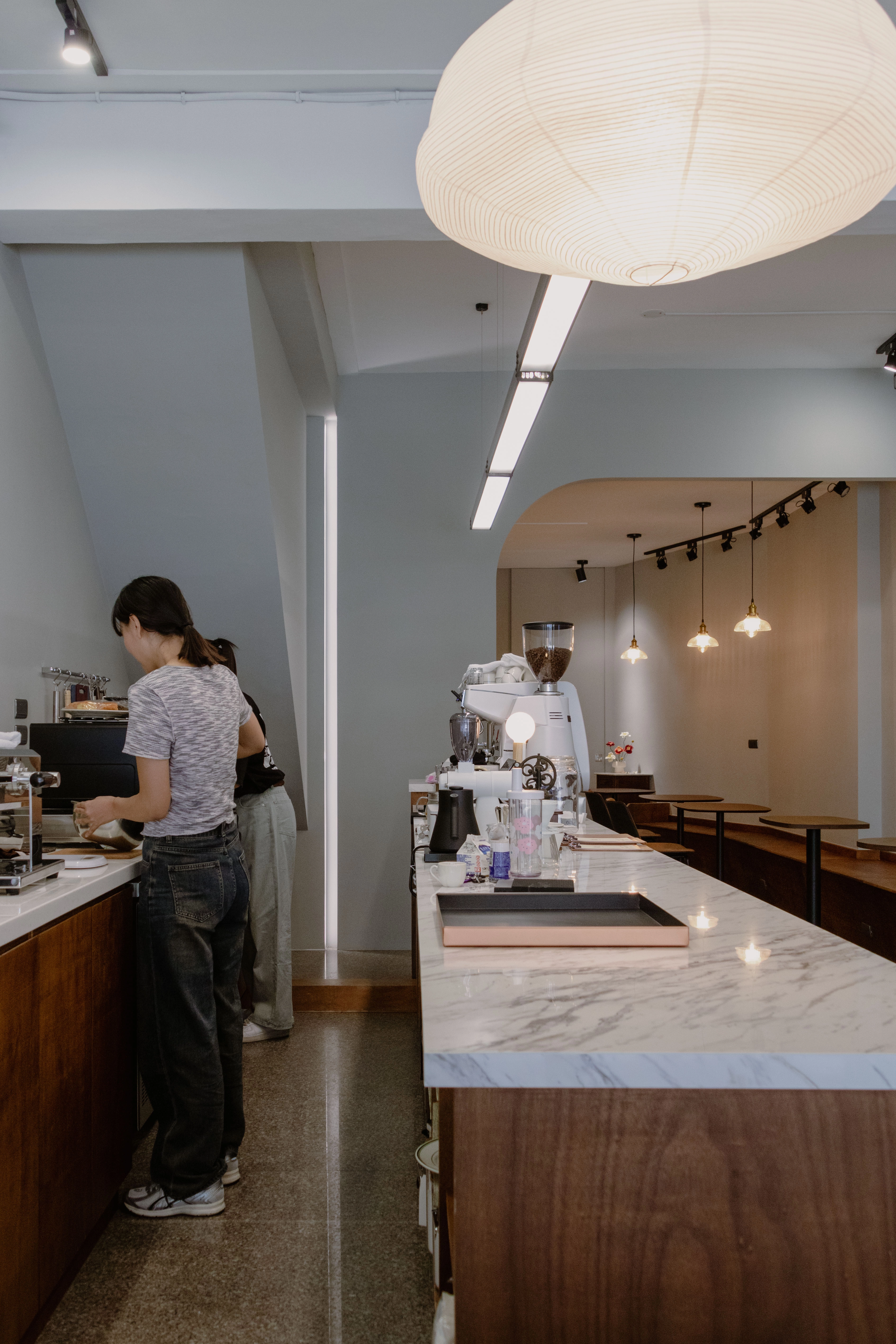 台南昇陞咖啡老屋翻新。工業風沉穩深木色調，入口木作雙面牆搭強化玻璃。