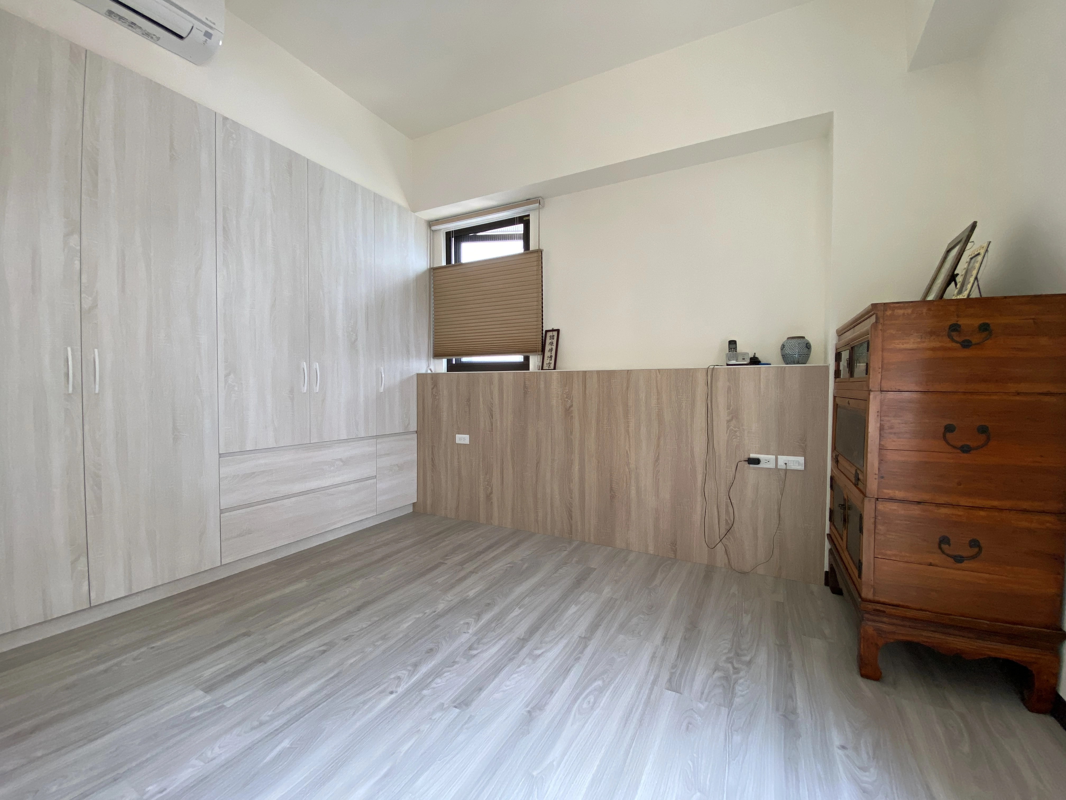 臥室淺木紋系統衣櫃設計： 視覺清爽井然有序，優化私領域動線。