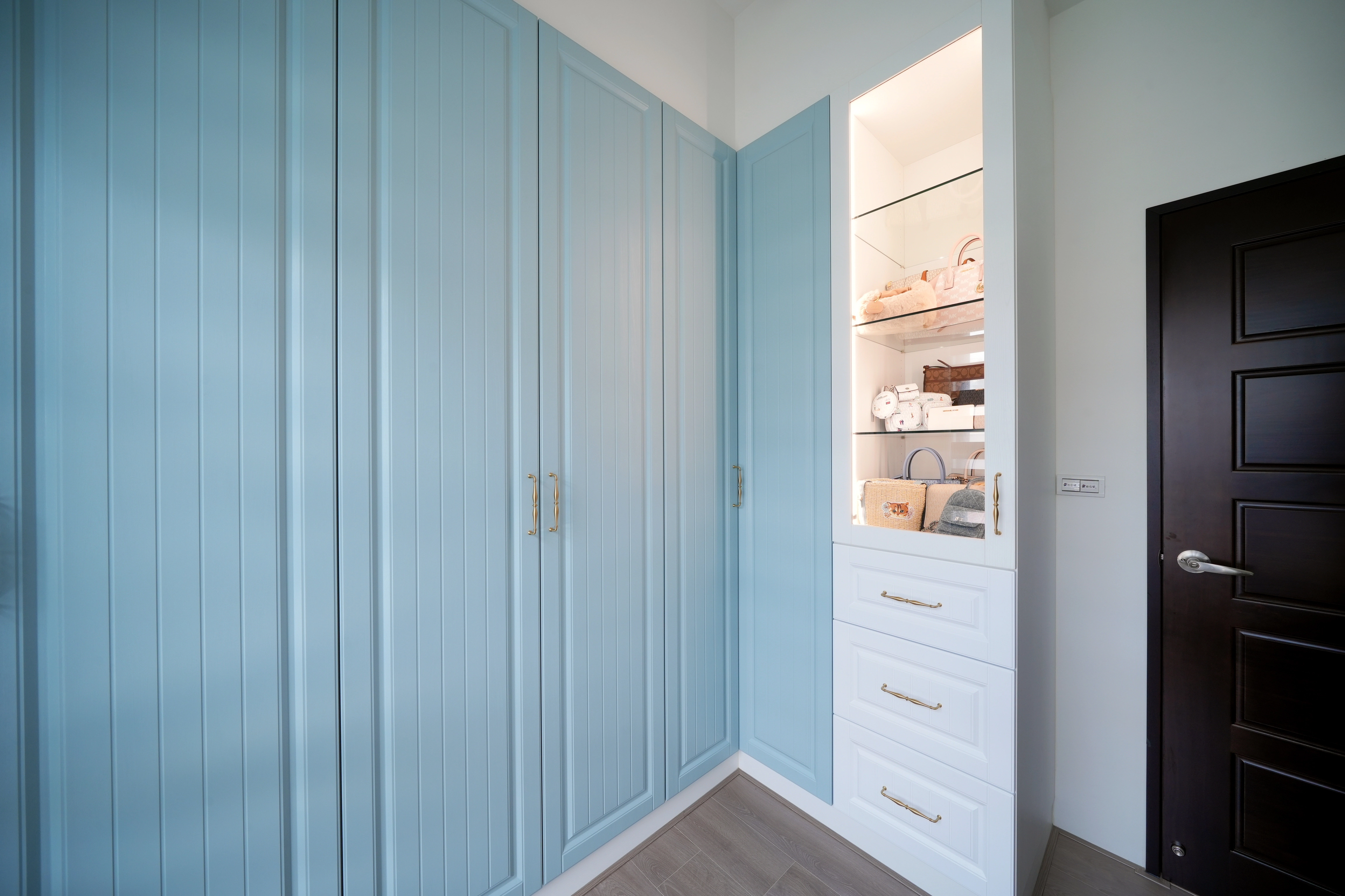 歐風古典更衣室,歐式造型門片。復古把手搭燈光,多功能展示抽屜設計。