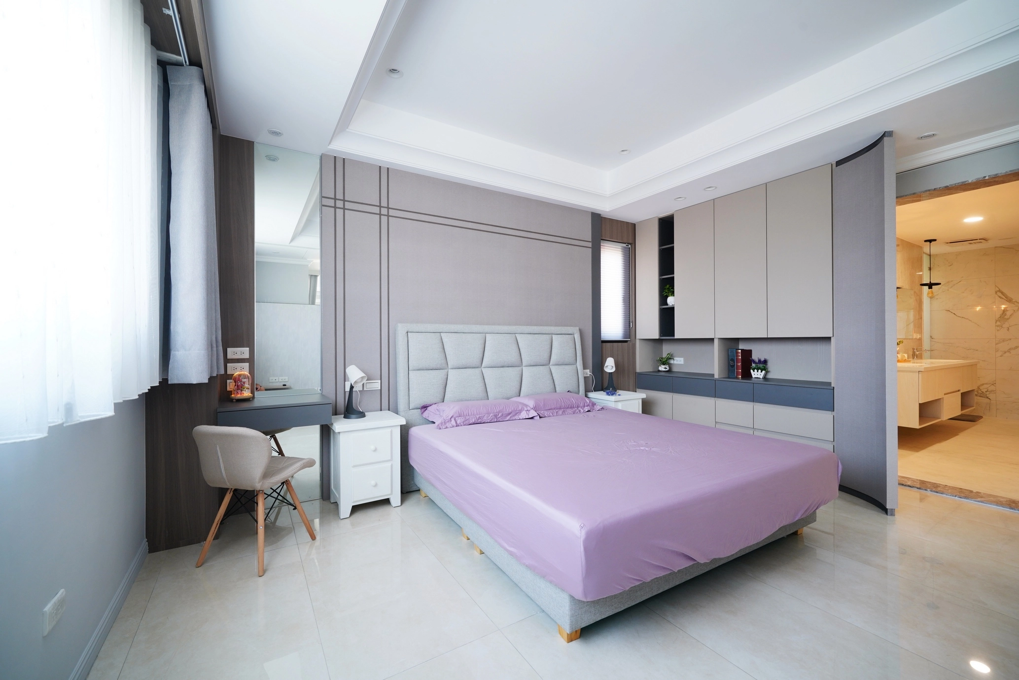 主臥室運用溫潤色調堆疊層次，打造通透明亮且流暢舒適的休憩空間。